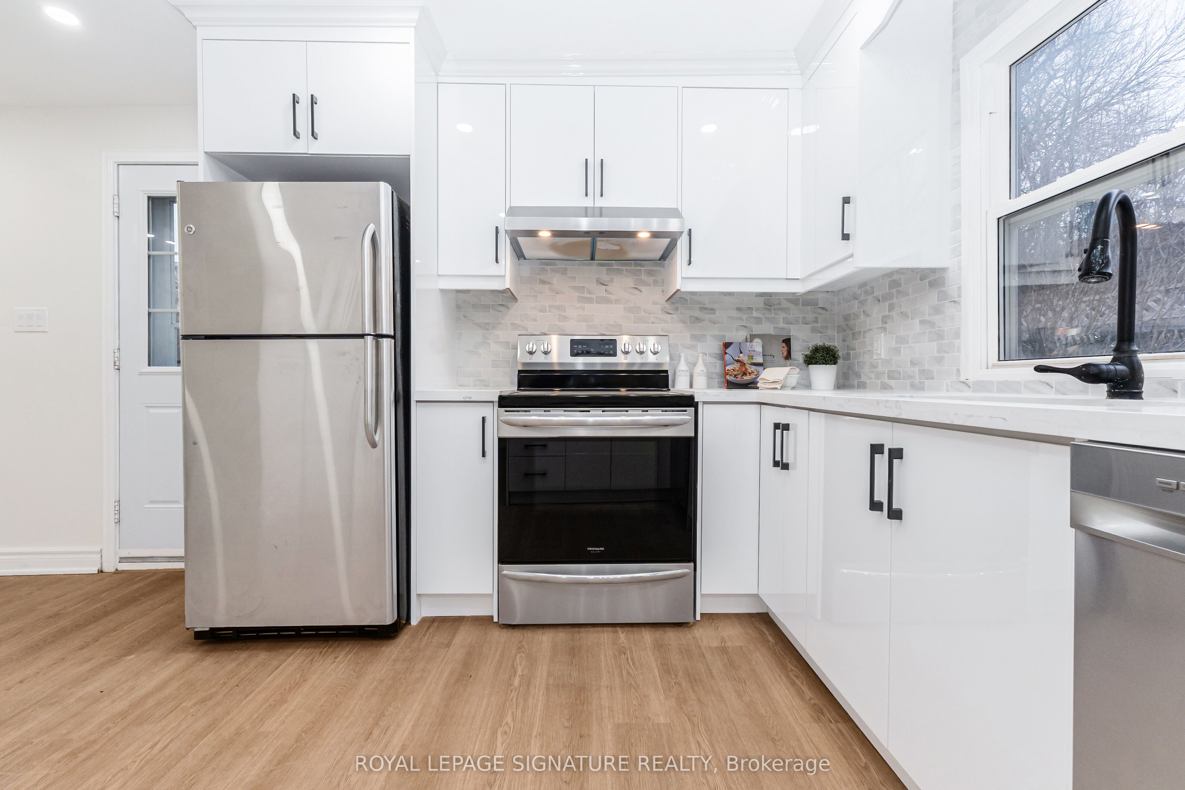 377 Adelaide Avenue W Property Photo 9