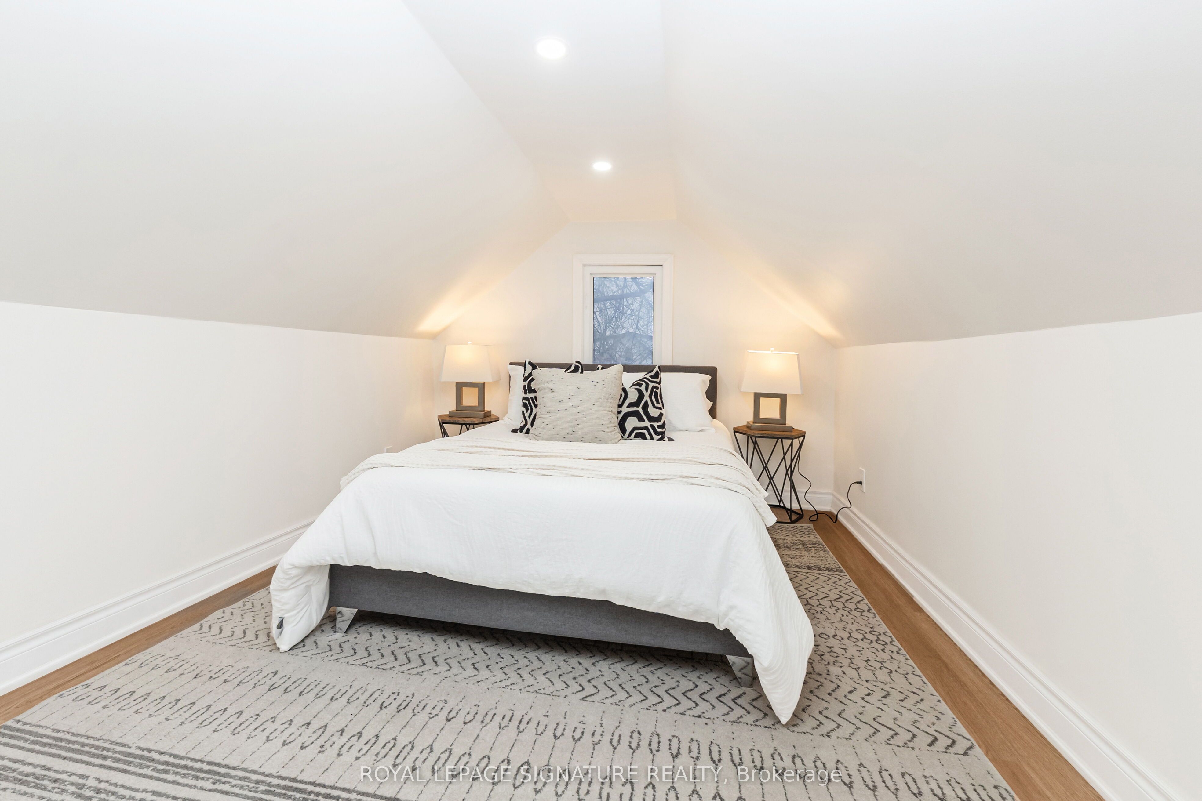 377 Adelaide Avenue W Property Photo 14