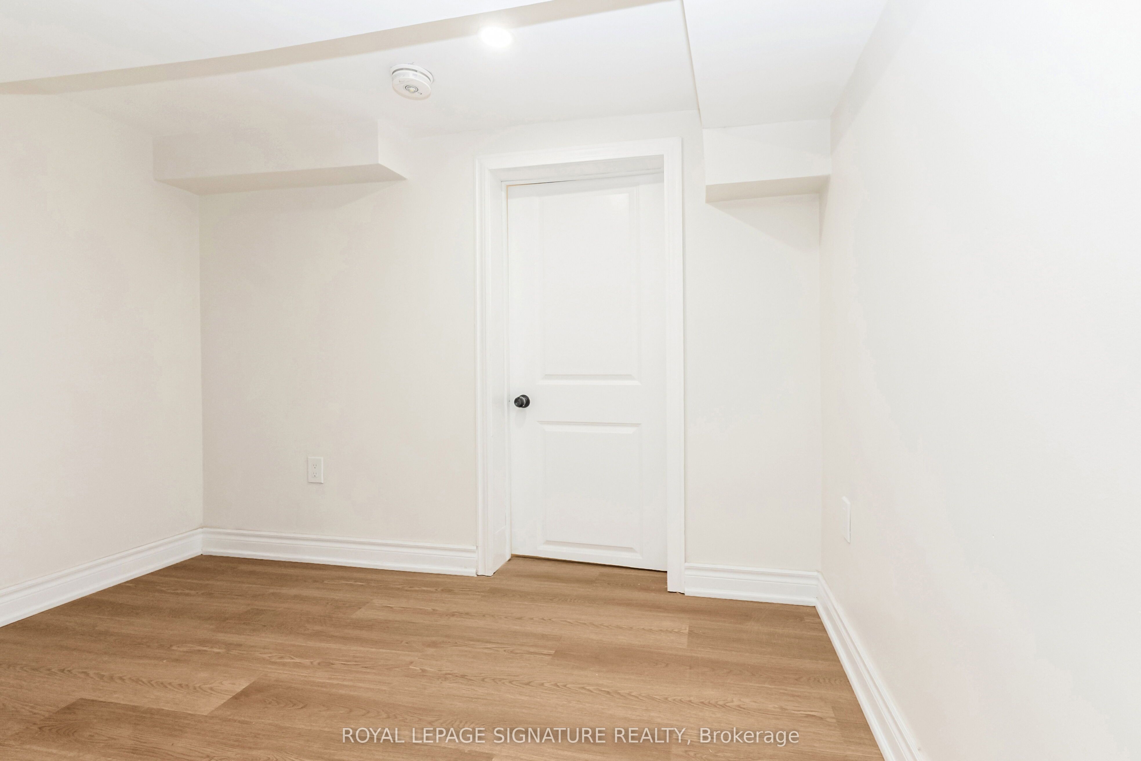 377 Adelaide Avenue W Property Photo 23