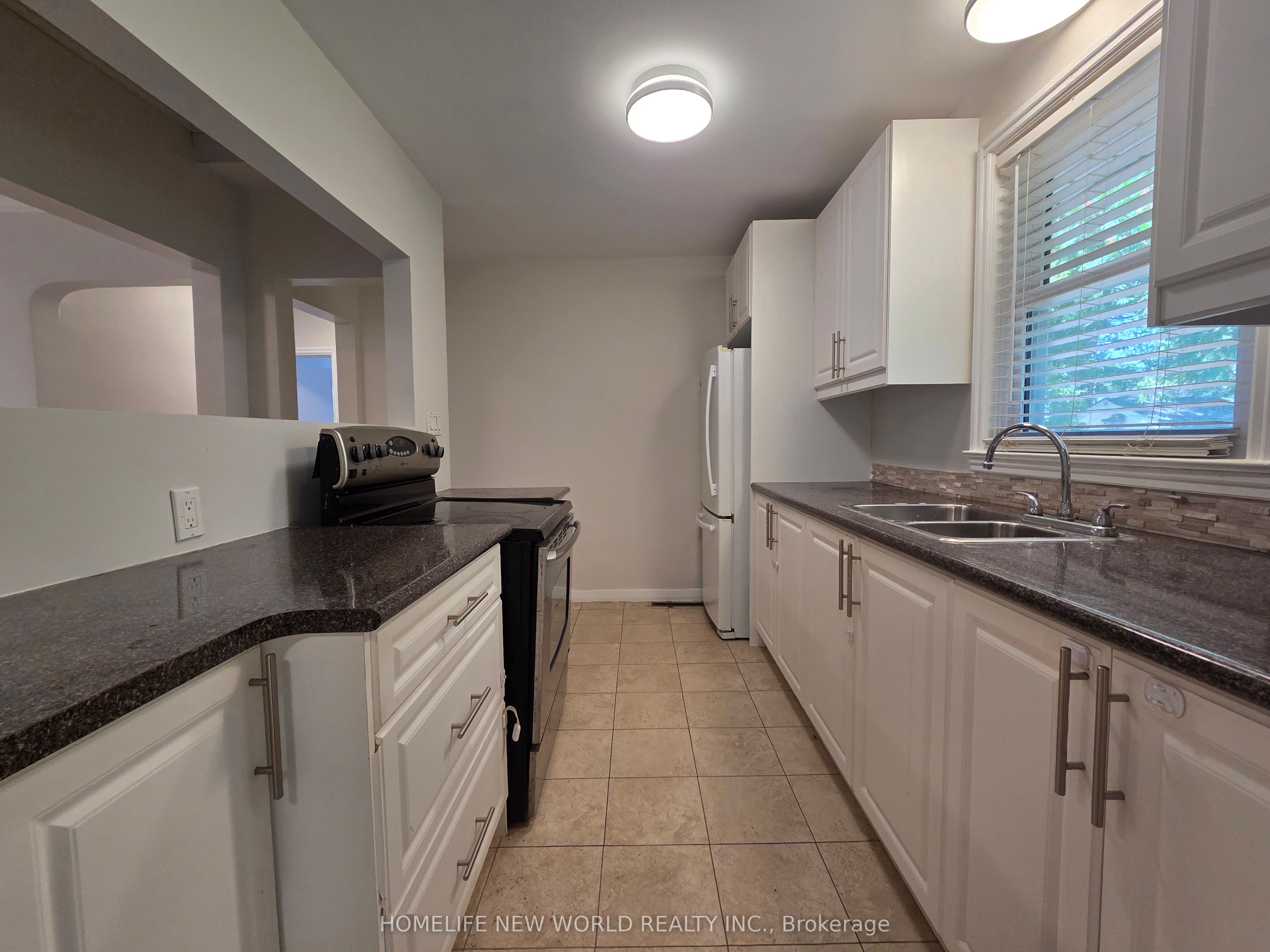 544 Mary Street E Main Property Photo 6