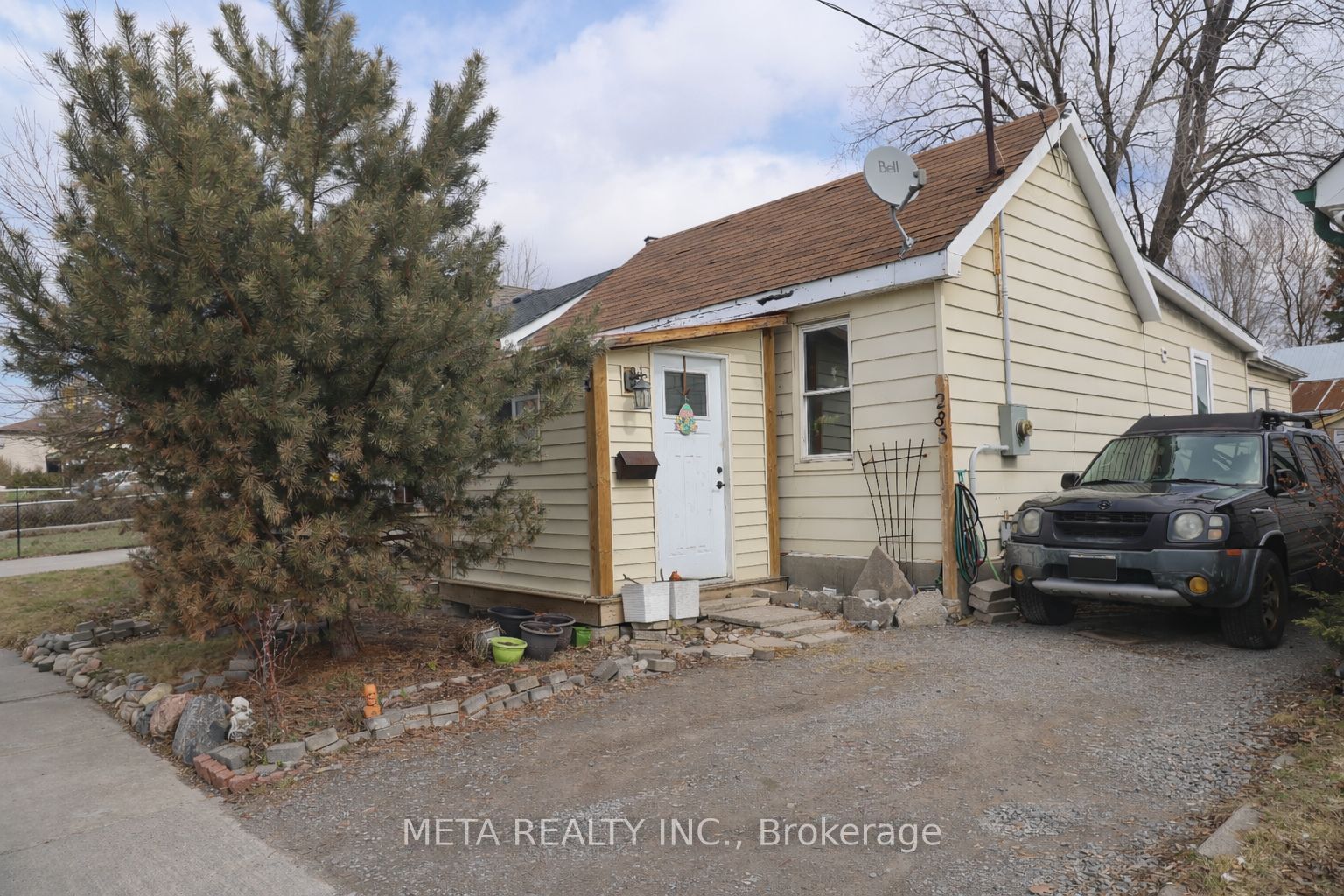 283 Park Road S Property Photo 1