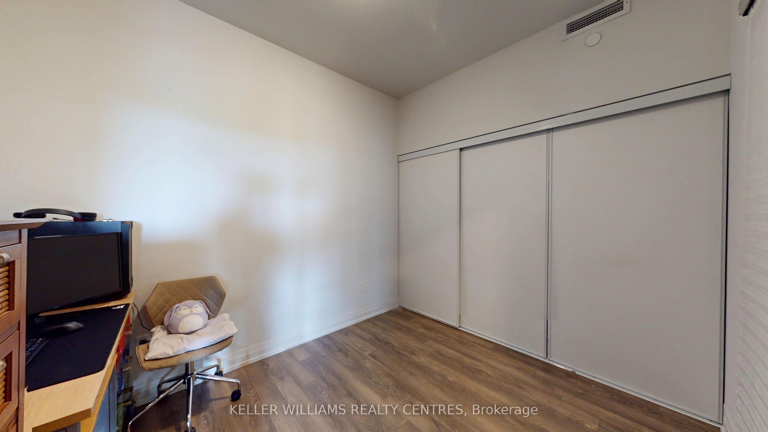 10 Meadowglen Pl. 508 Property Photo 16