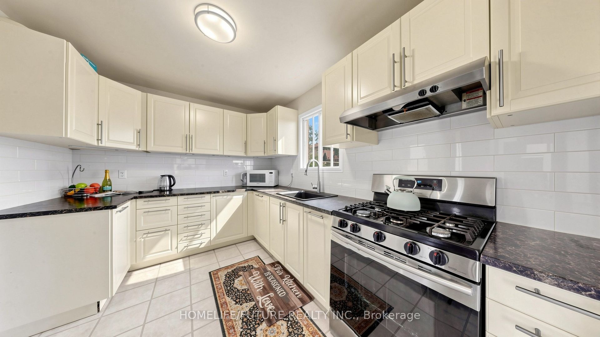 168 Large Crescent Property Photo 6