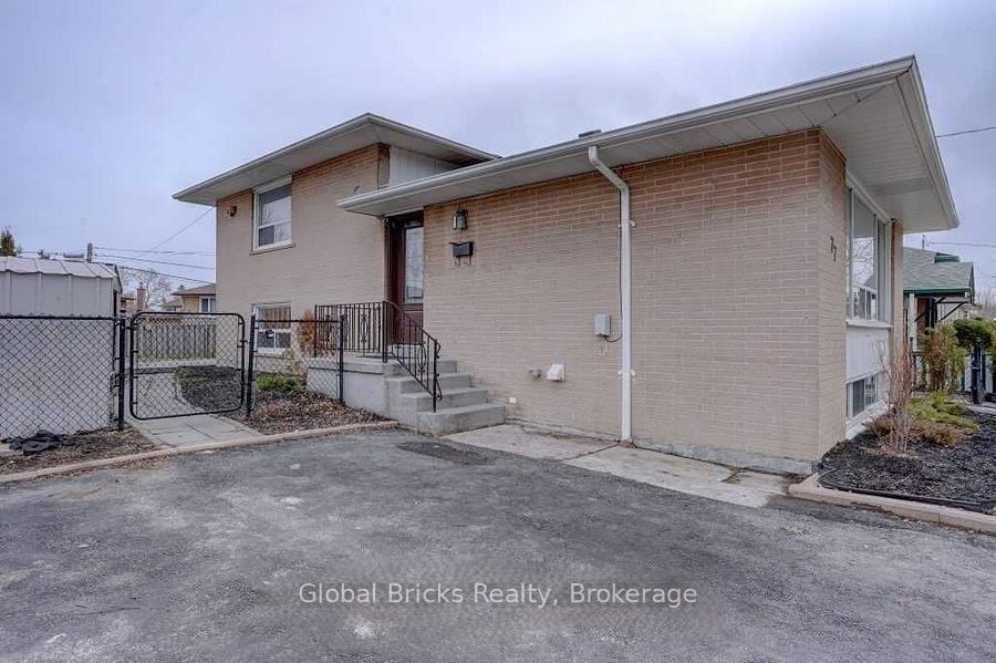 77 Milford Haven Drive E Property Photo 2