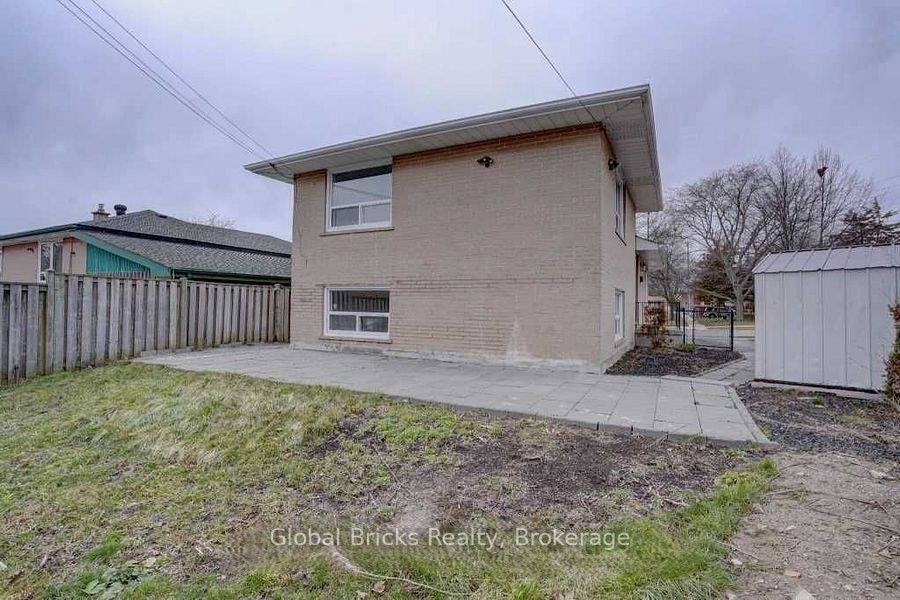 77 Milford Haven Drive E Property Photo 3