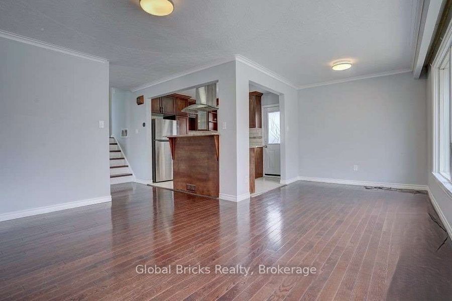 77 Milford Haven Drive E Property Photo 5