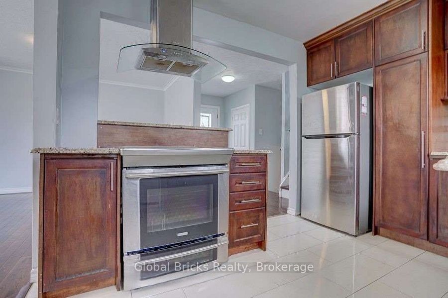77 Milford Haven Drive E Property Photo 6