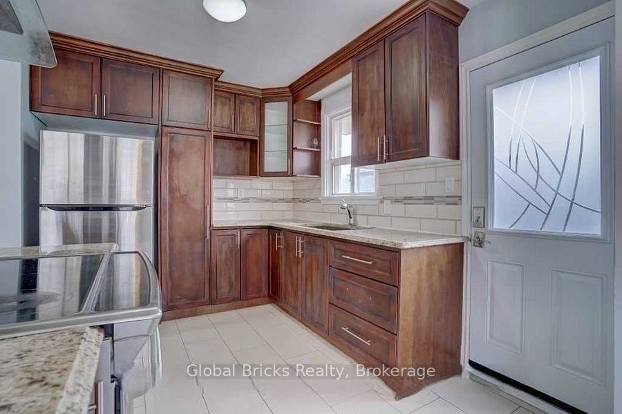 77 Milford Haven Drive E Property Photo 7