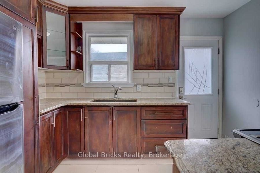 77 Milford Haven Drive E Property Photo 8