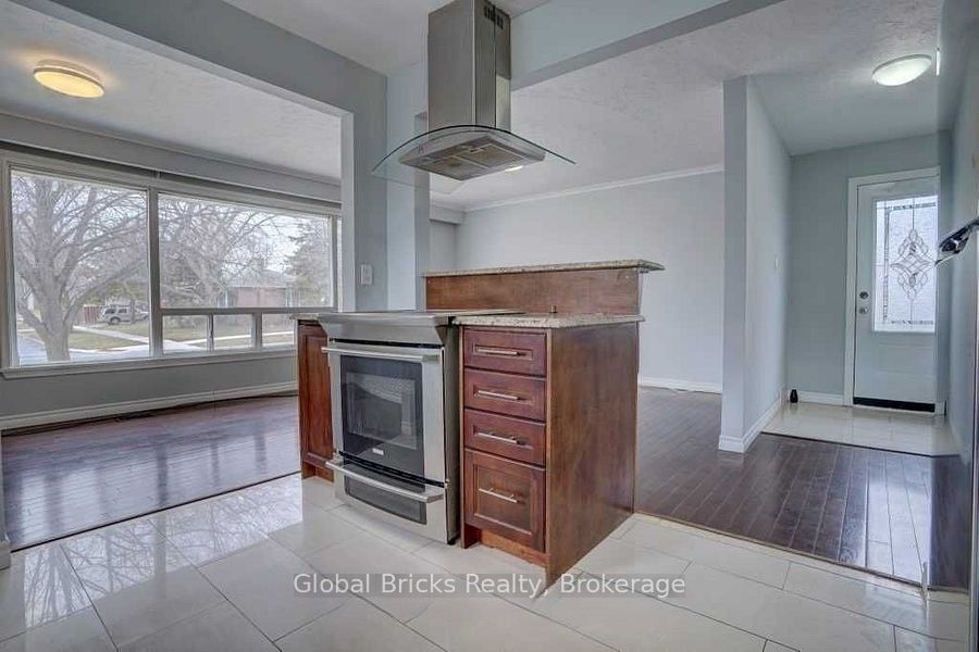 77 Milford Haven Drive E Property Photo 9