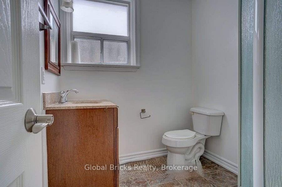 77 Milford Haven Drive E Property Photo 11