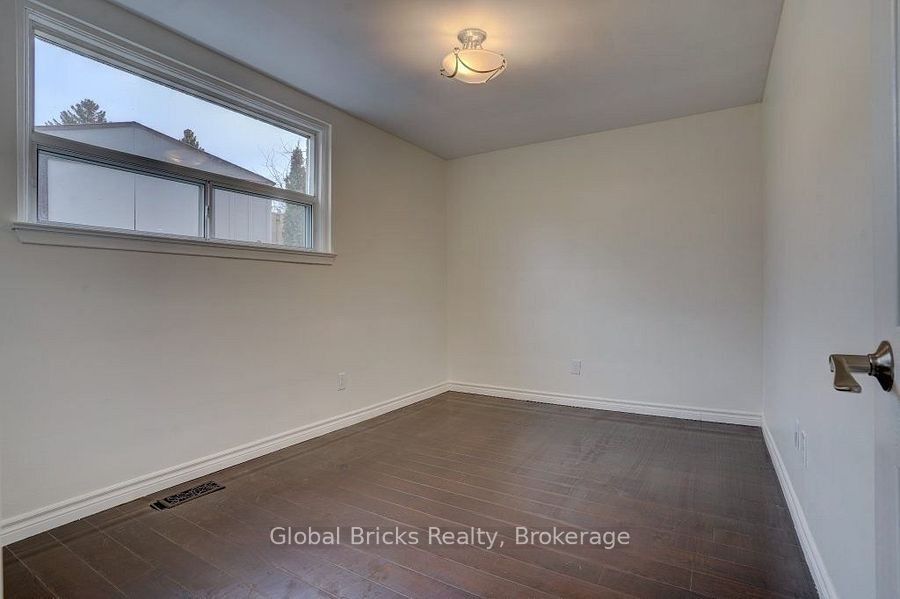 77 Milford Haven Drive E Property Photo 13