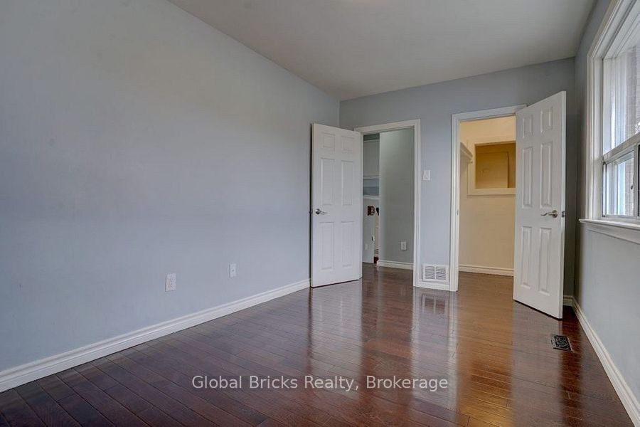 77 Milford Haven Drive E Property Photo 14