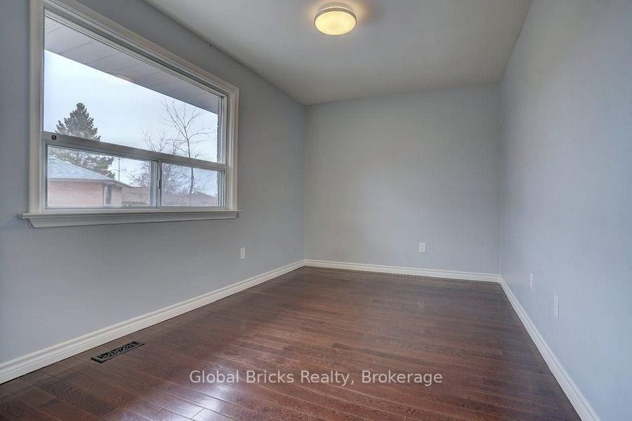 77 Milford Haven Drive E Property Photo 15