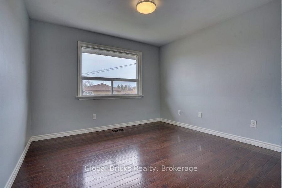 77 Milford Haven Drive E Property Photo 16