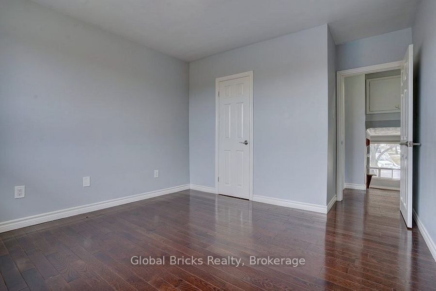 77 Milford Haven Drive E Property Photo 17