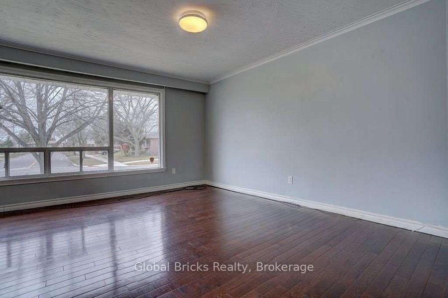 77 Milford Haven Drive E Property Photo 18
