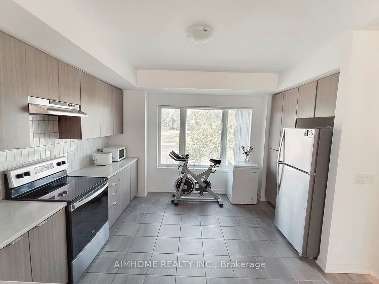 1525 Kingston Road 403 Property Photo 5