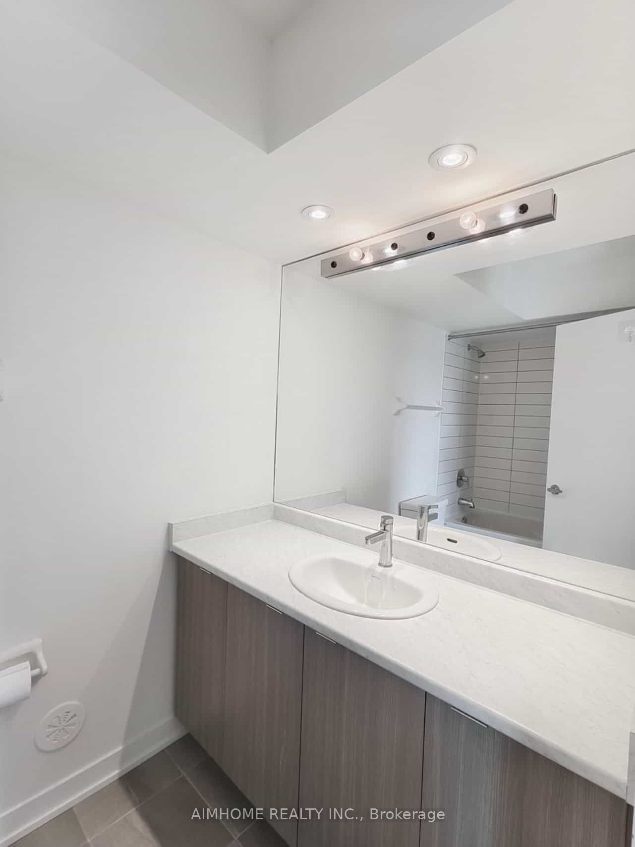 1525 Kingston Road 403 Property Photo 13