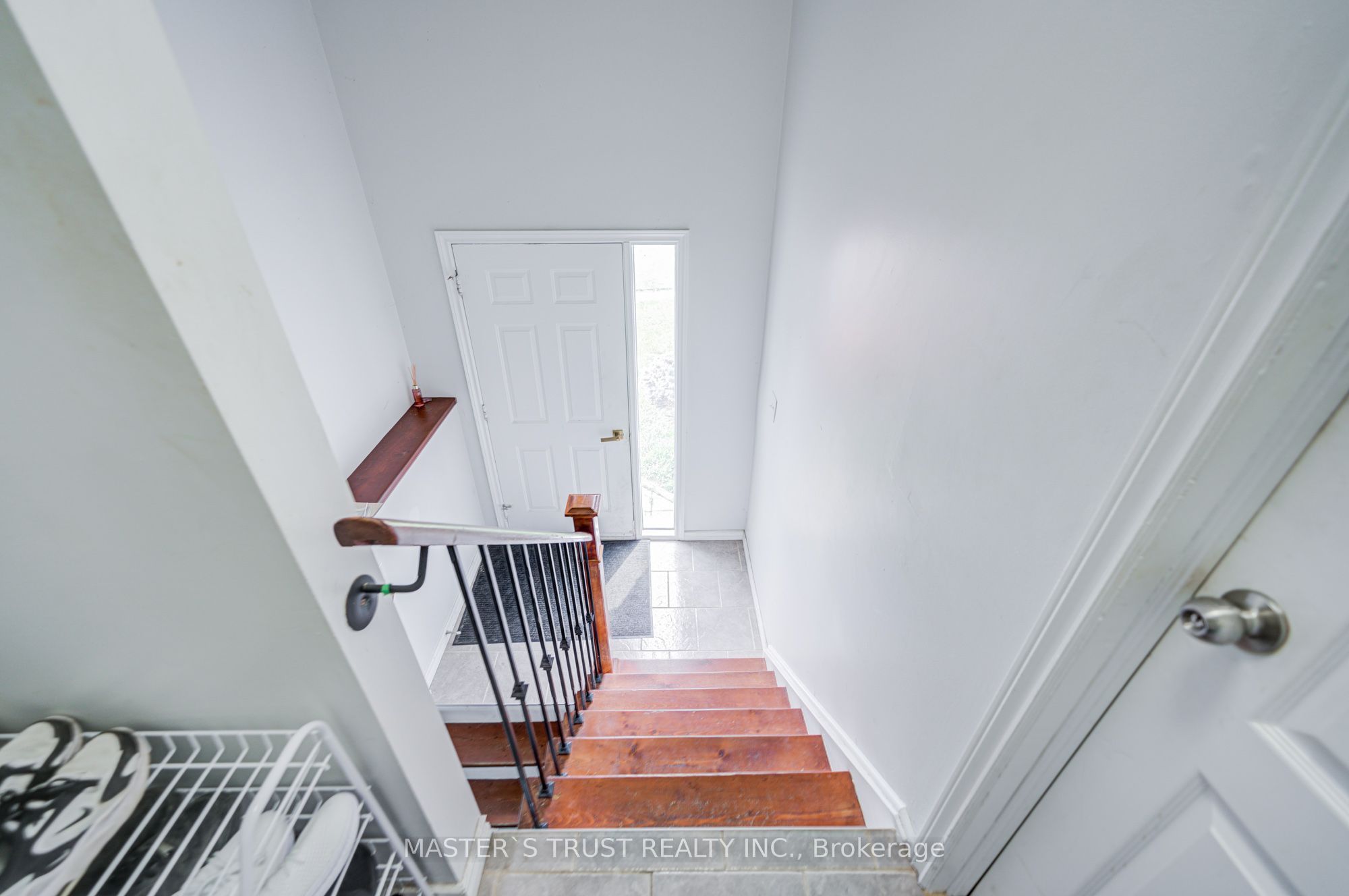 1179 Simcoe Street S Unit 2 Property Photo 4