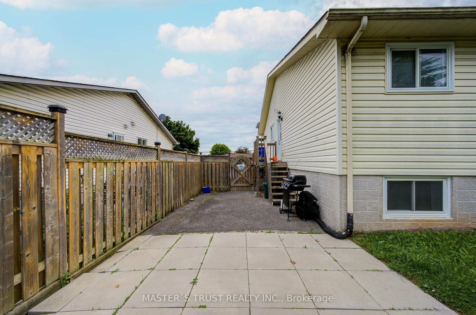 1179 Simcoe Street S Unit 2 Property Photo 11