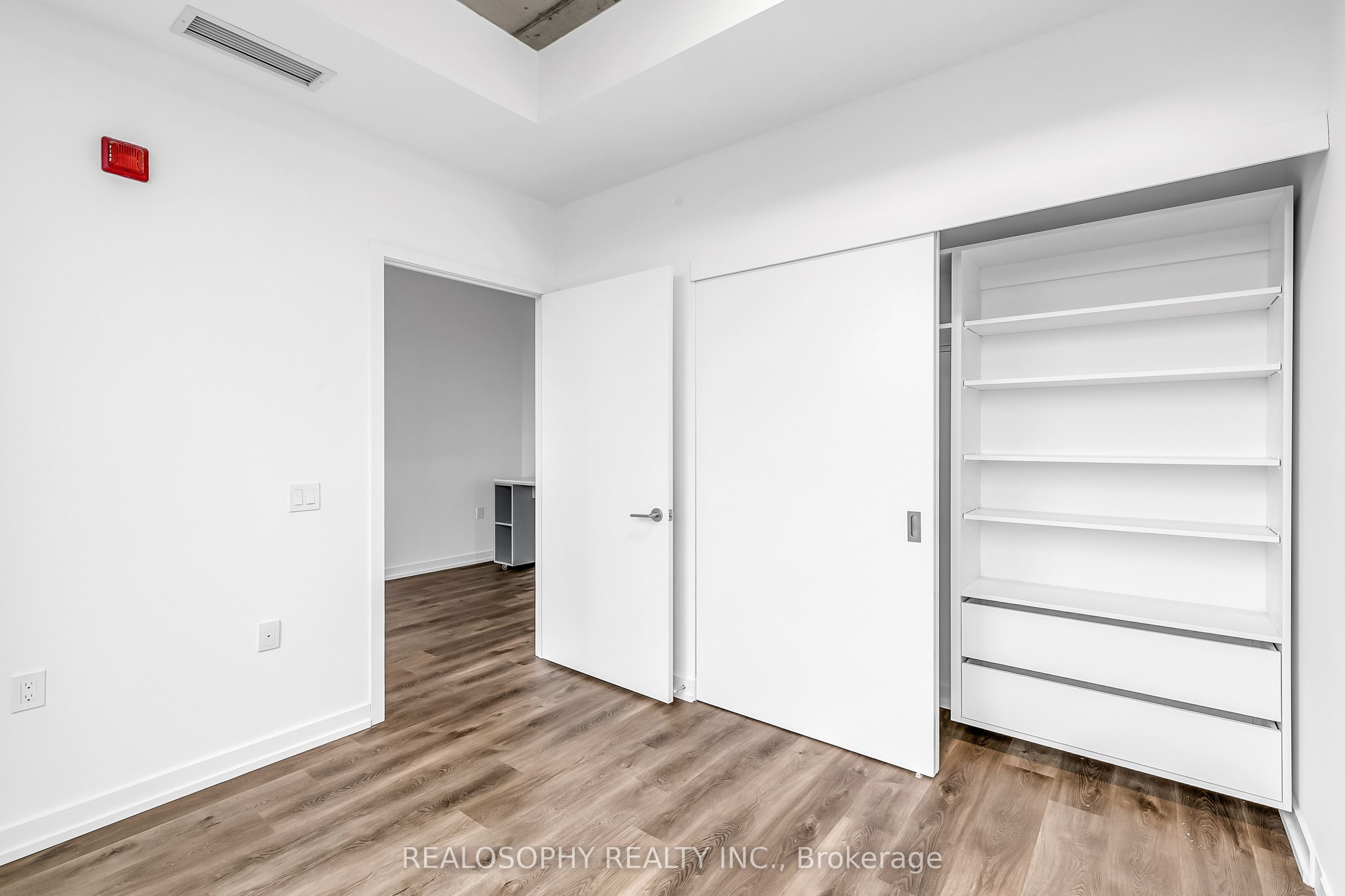 115 Larchmount Avenue 504 Property Photo 6