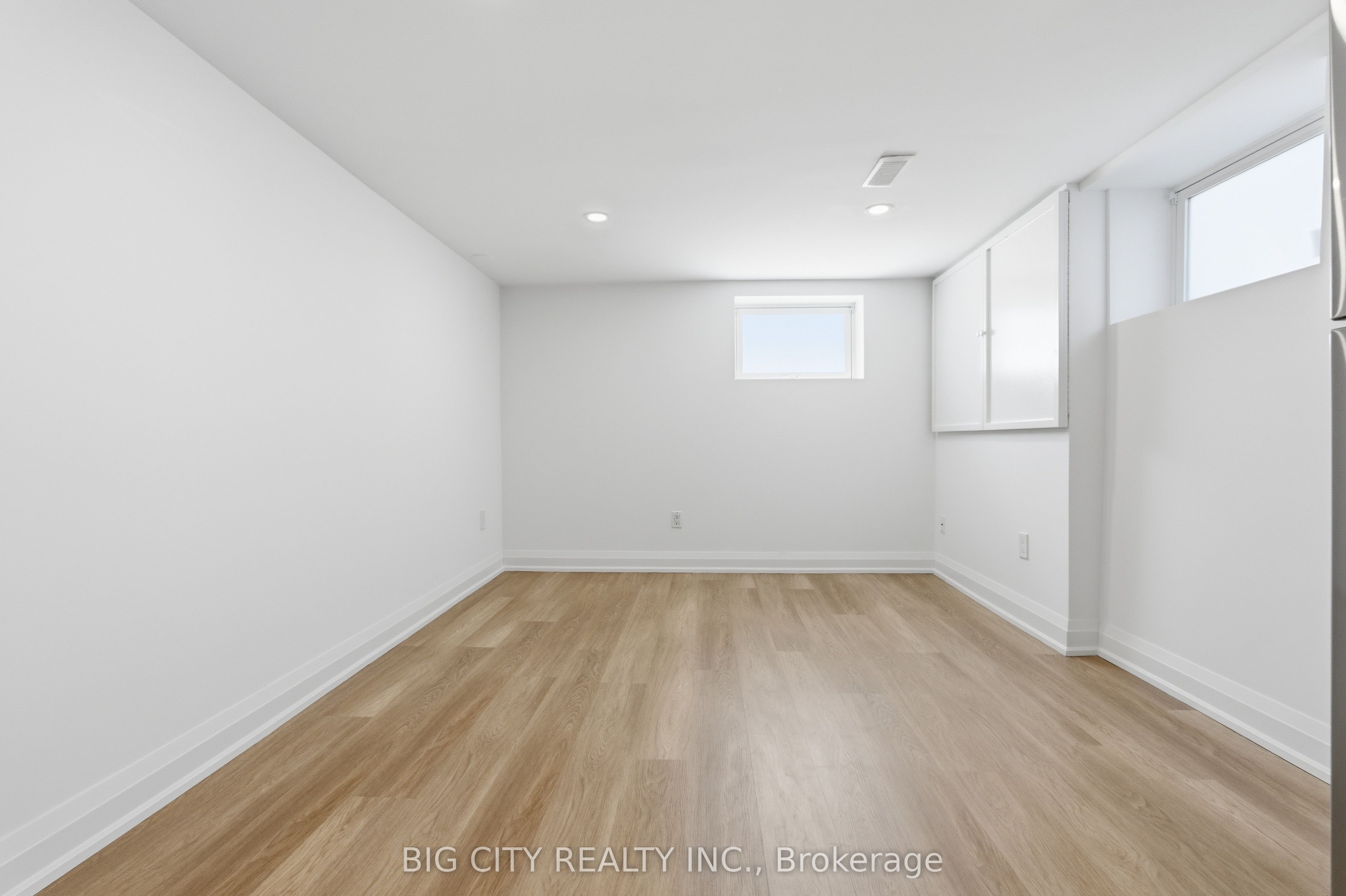 203 Park Road S (lower) Property Photo 5