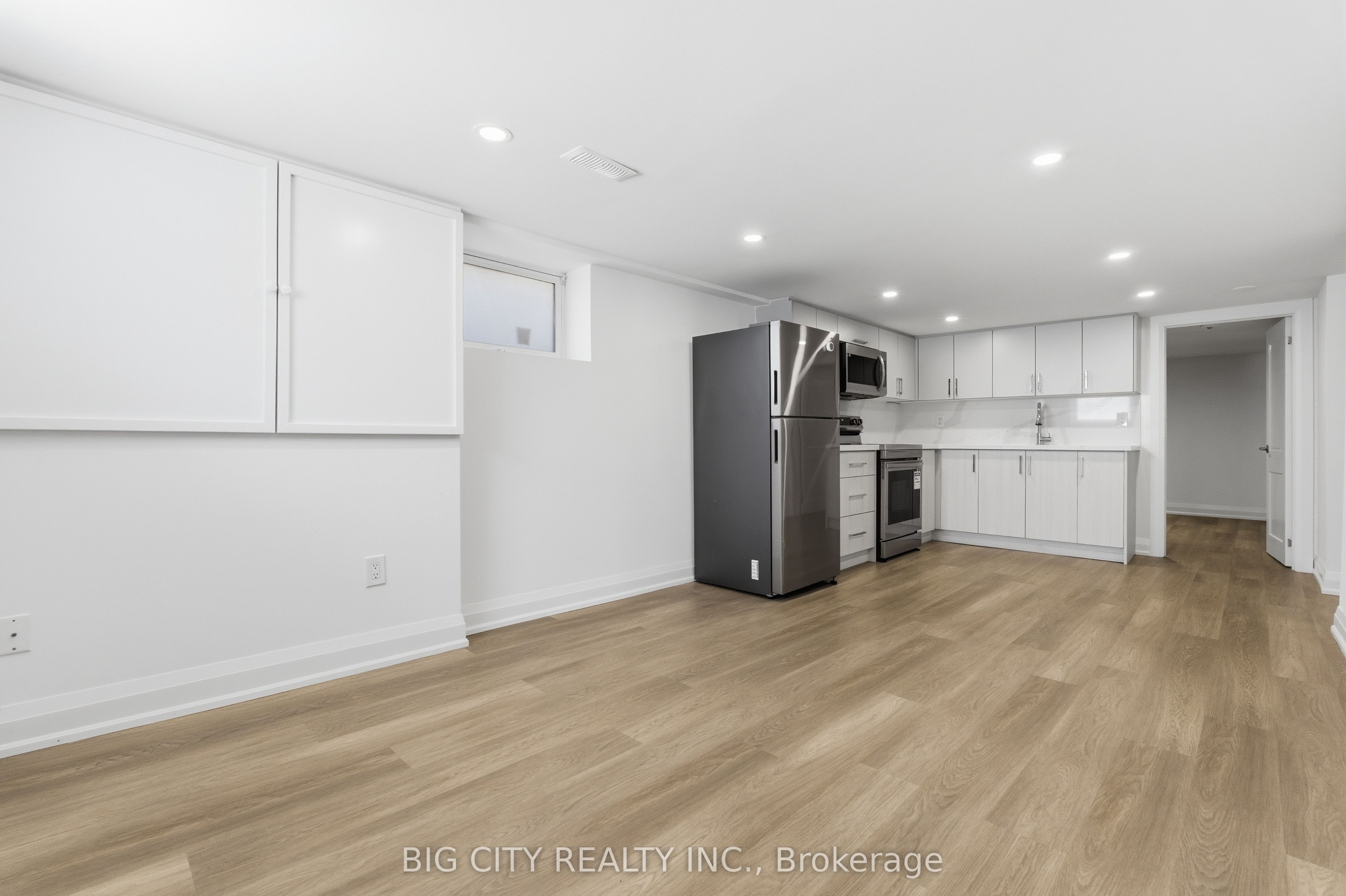 203 Park Road S (lower) Property Photo 6