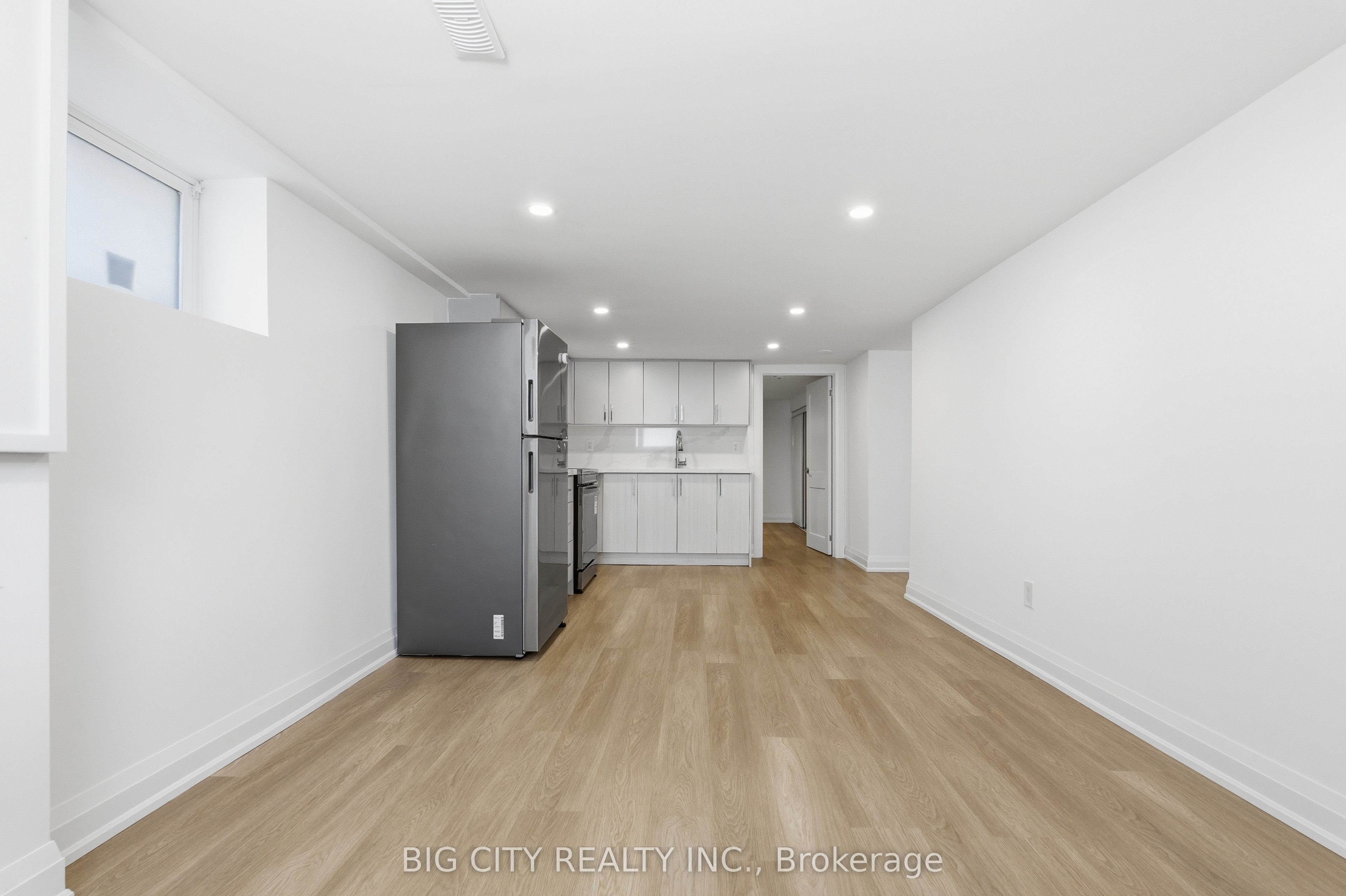 203 Park Road S (lower) Property Photo 7