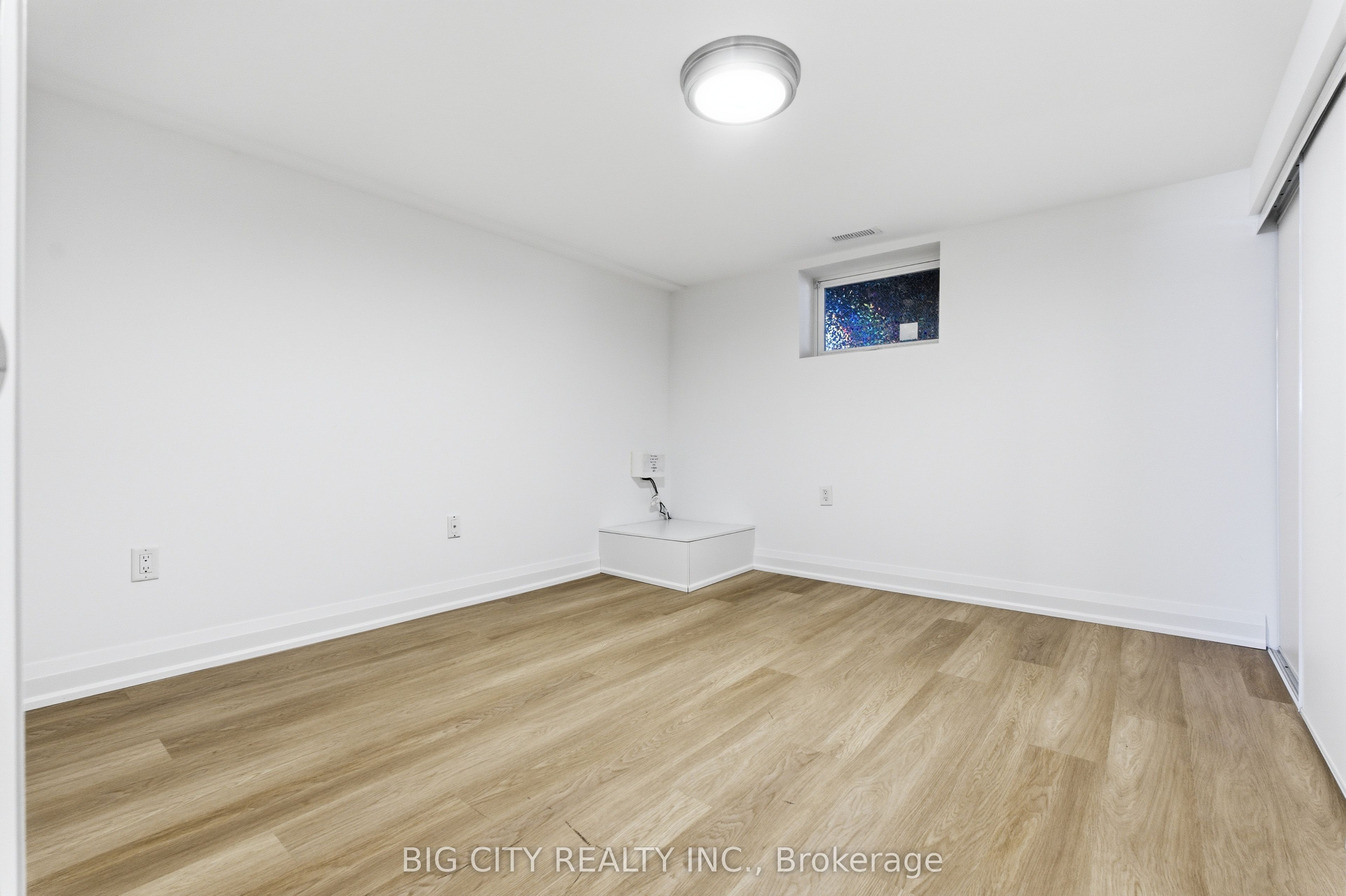 203 Park Road S (lower) Property Photo 10