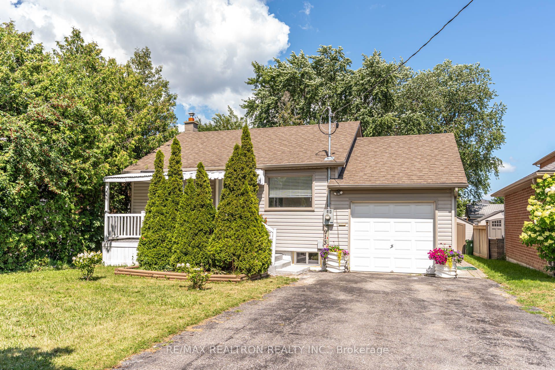 913 Pickering Beach Road Property Photo 1