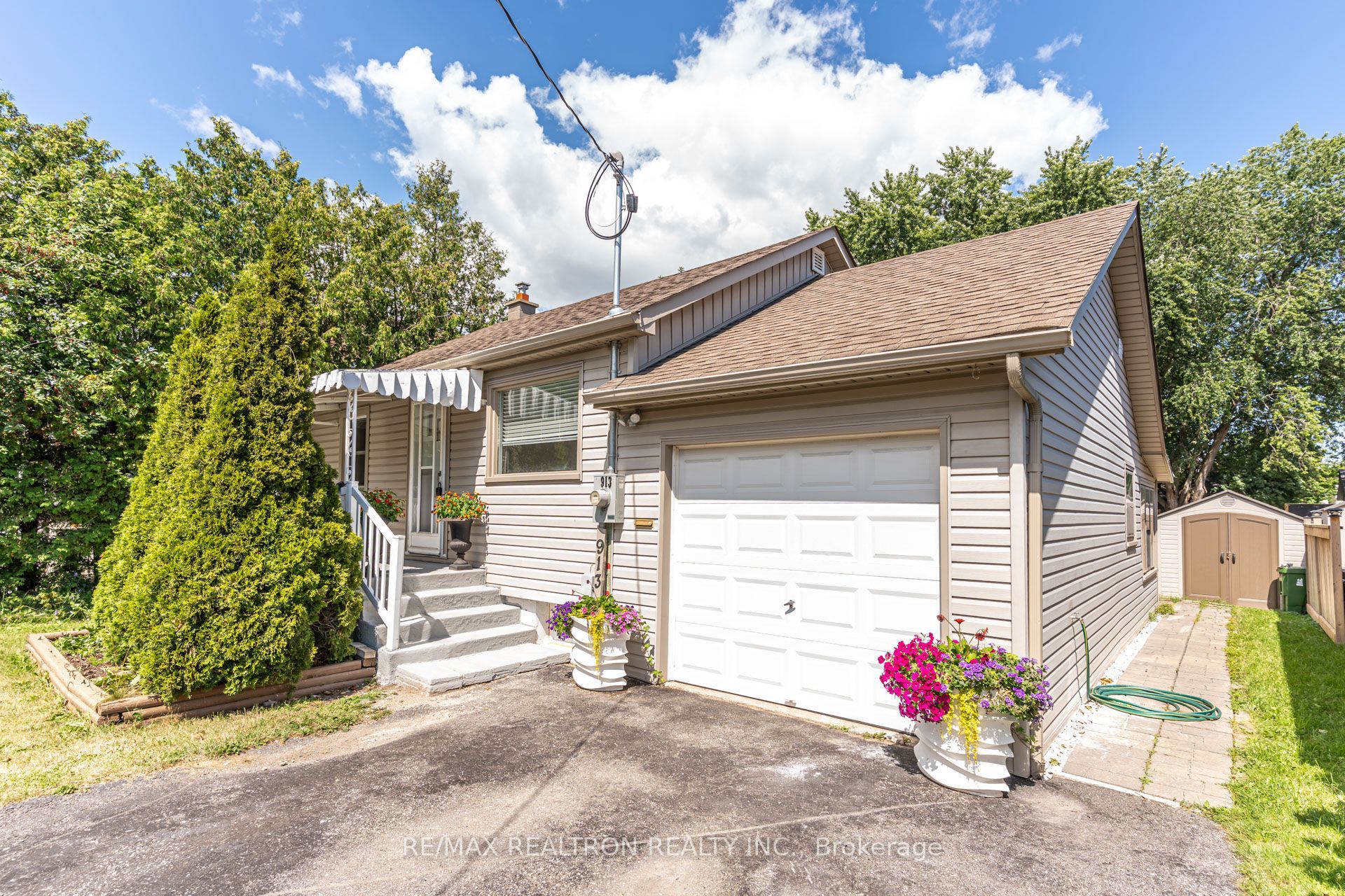 913 Pickering Beach Road Property Photo 2