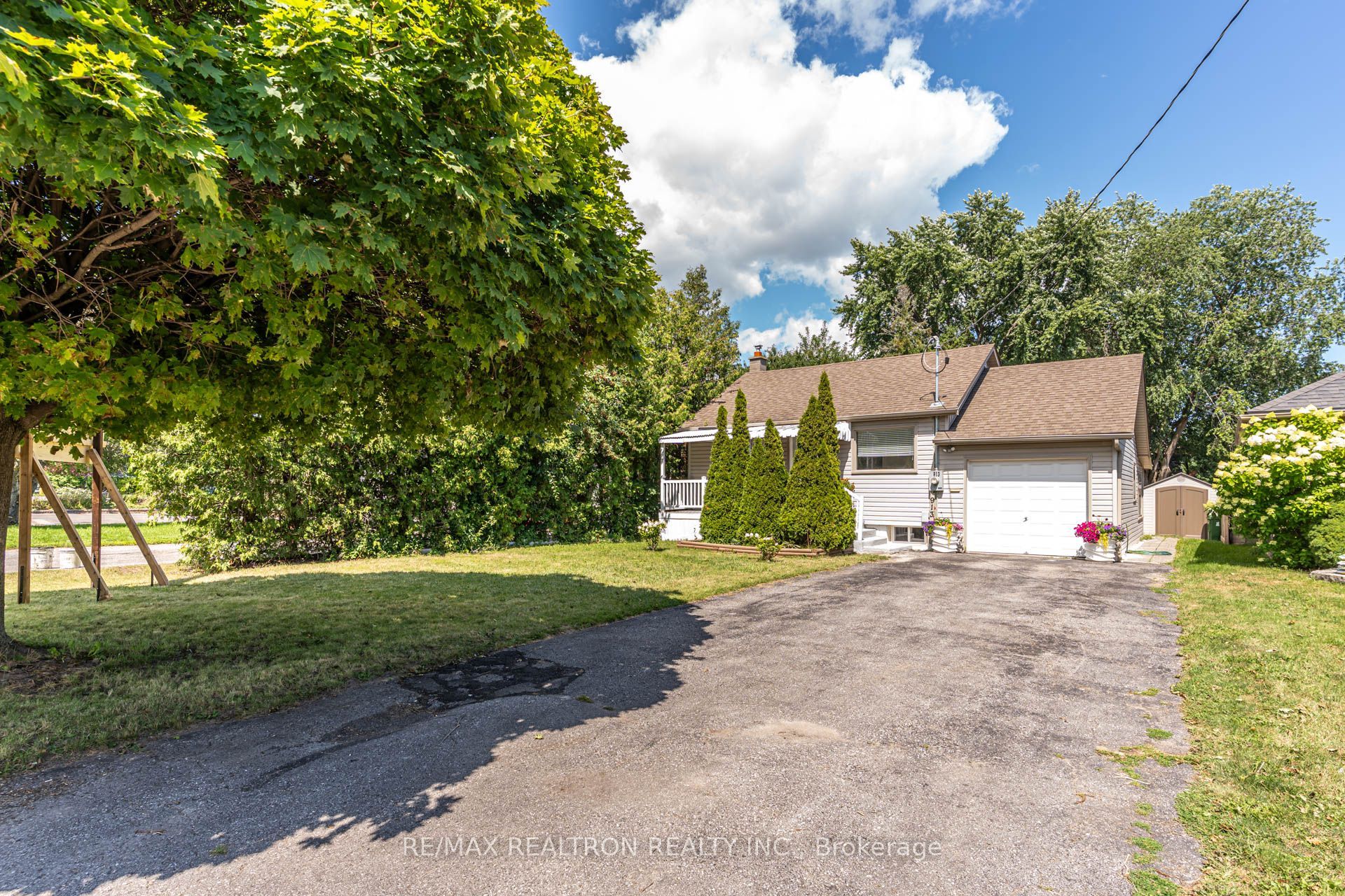 913 Pickering Beach Road Property Photo 3