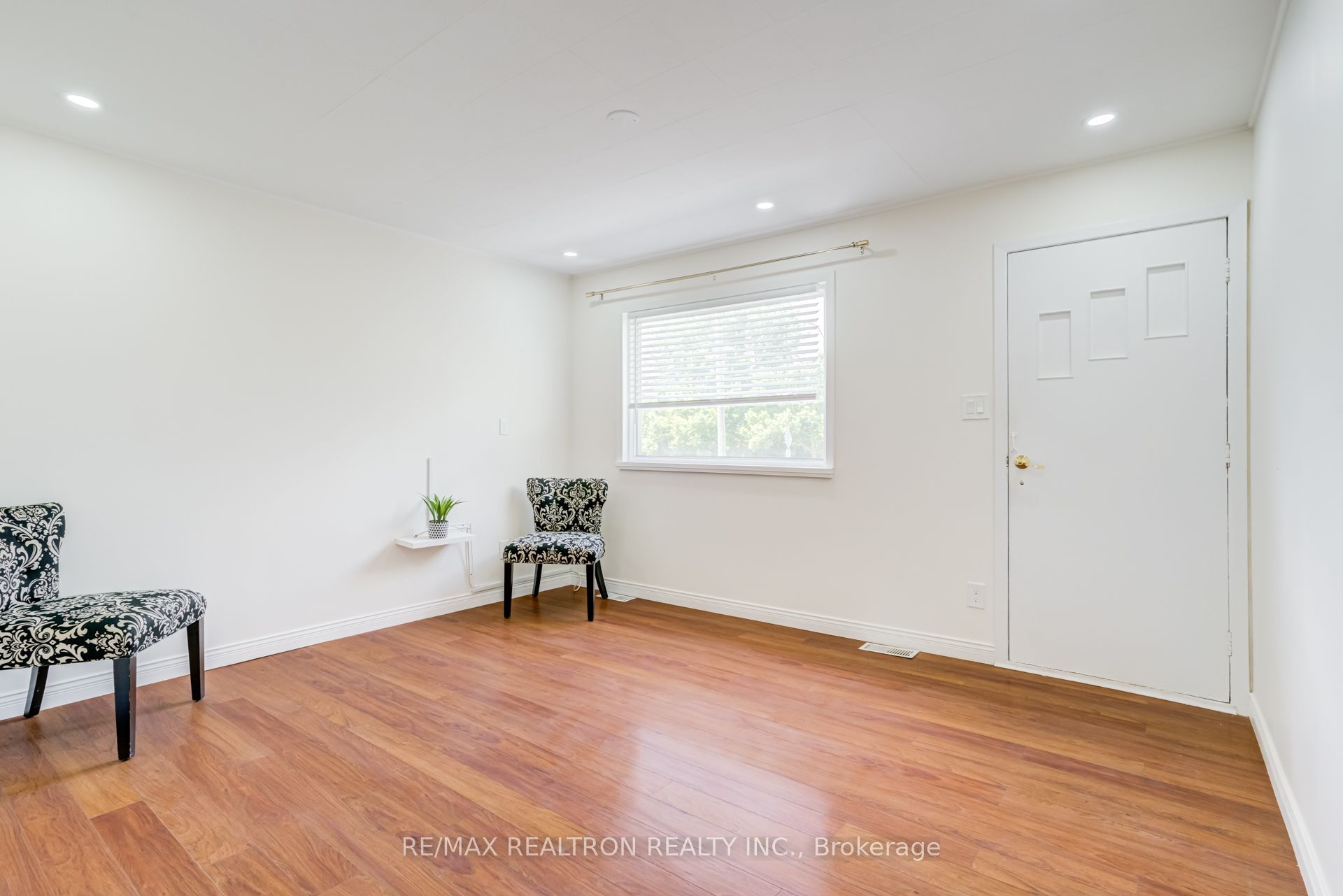 913 Pickering Beach Road Property Photo 4