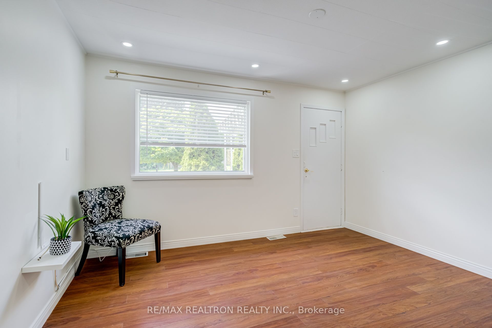 913 Pickering Beach Road Property Photo 5