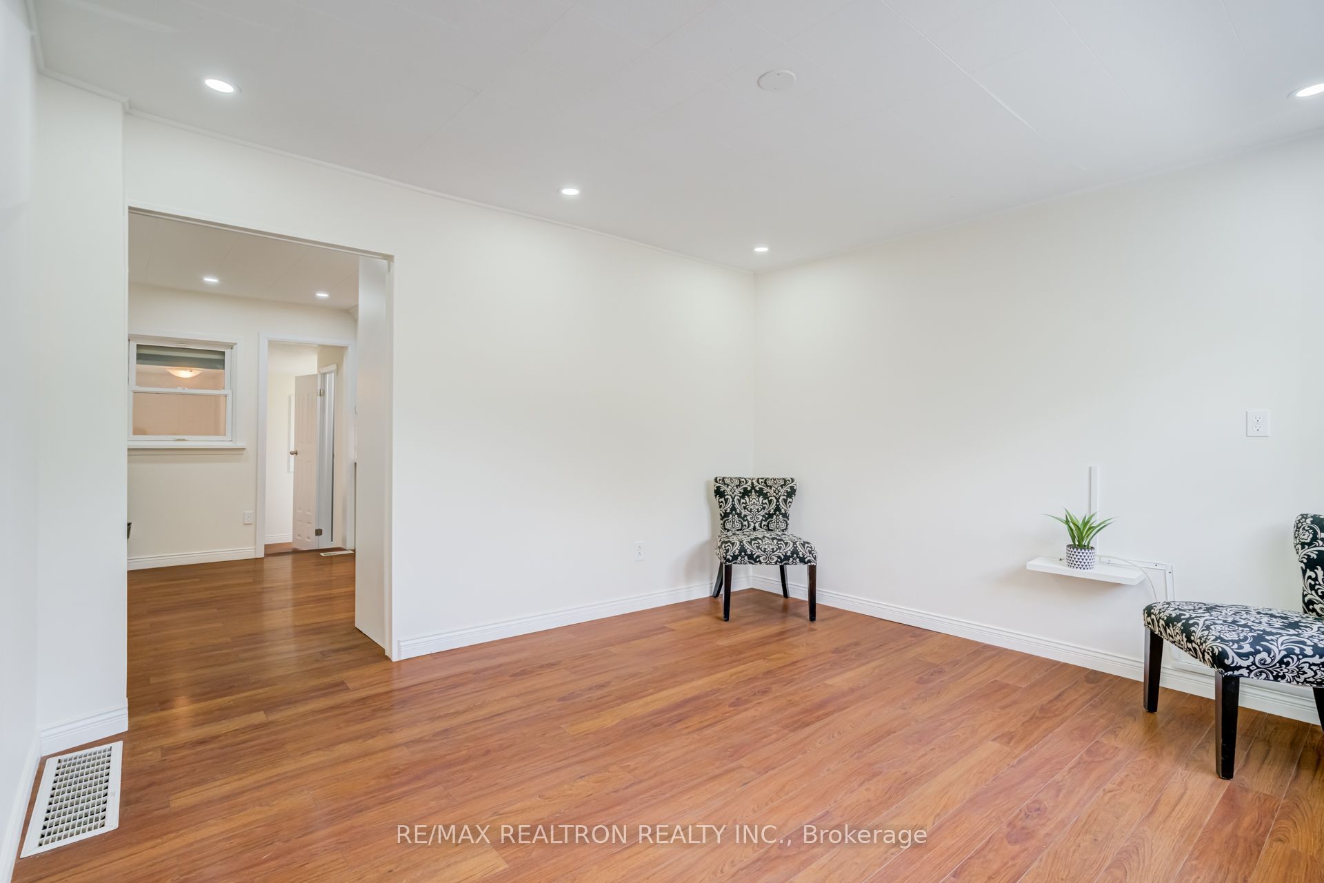 913 Pickering Beach Road Property Photo 6