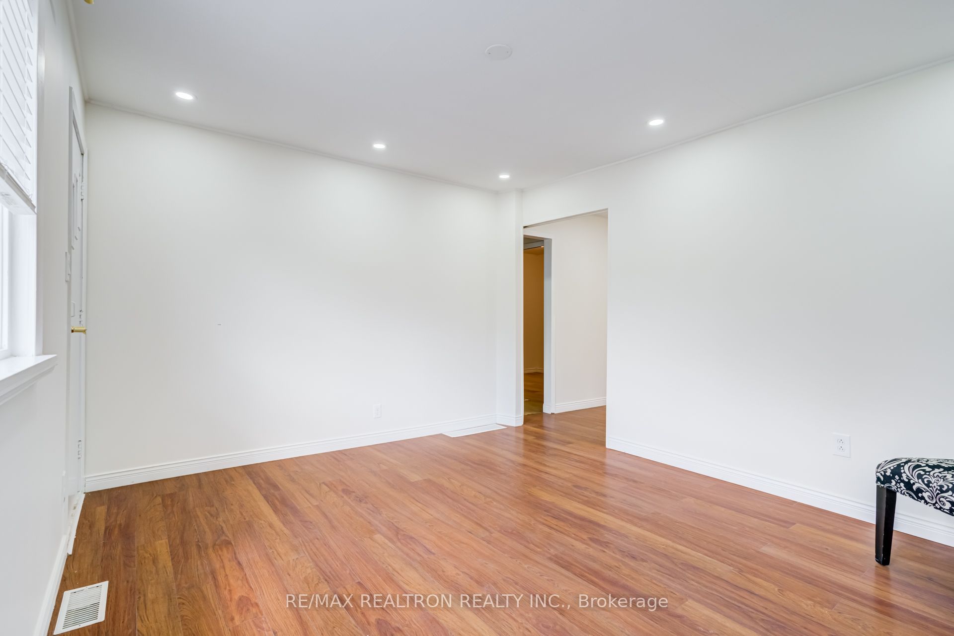913 Pickering Beach Road Property Photo 8