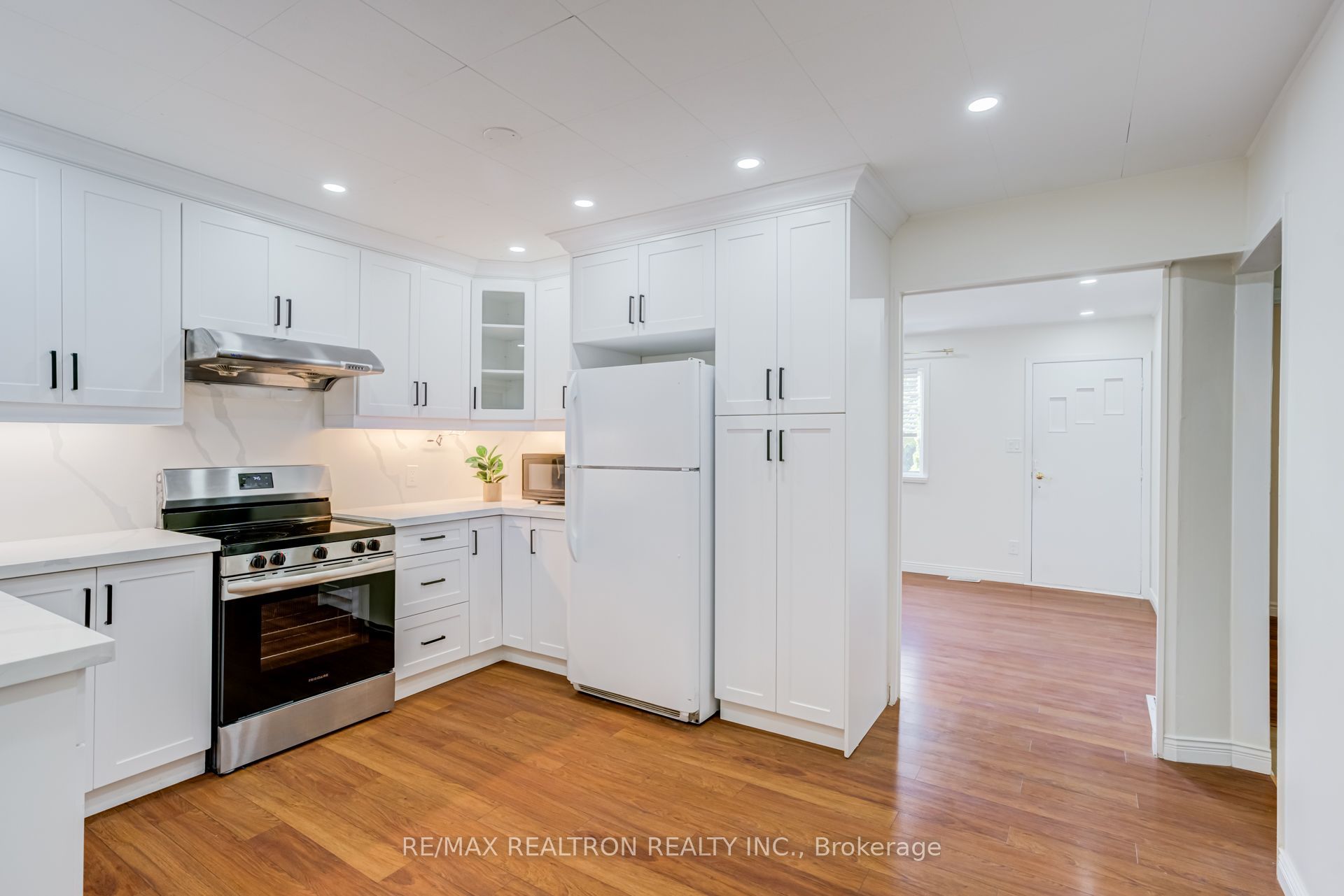 913 Pickering Beach Road Property Photo 11