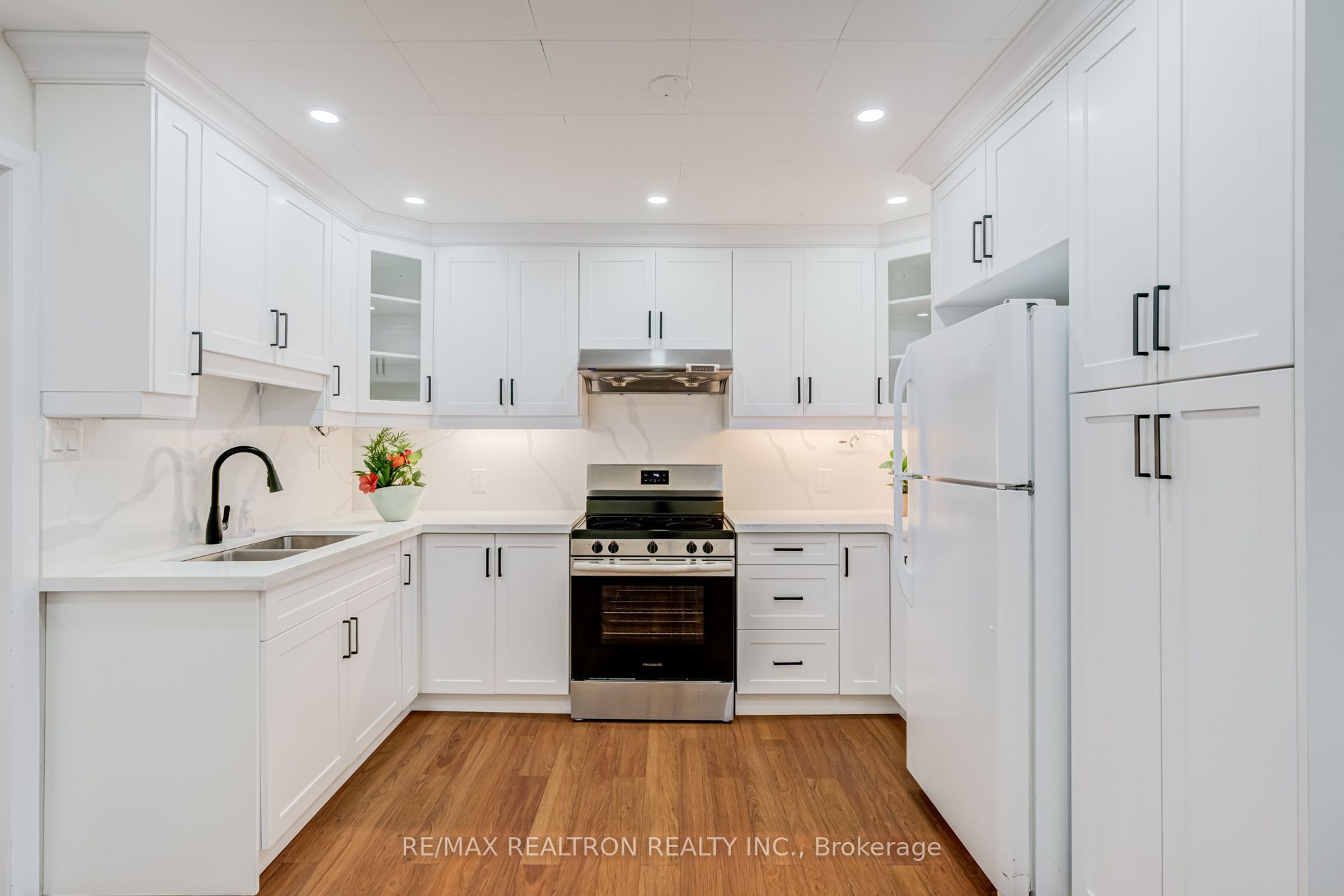 913 Pickering Beach Road Property Photo 12