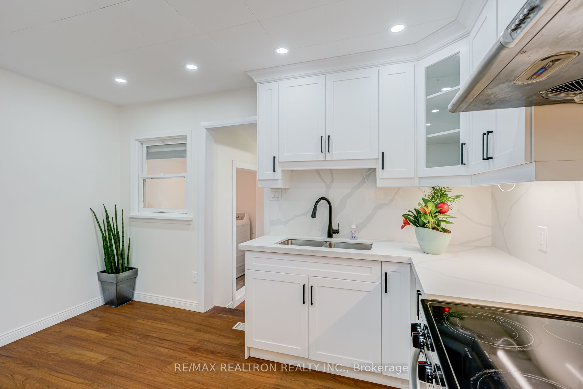 913 Pickering Beach Road Property Photo 14