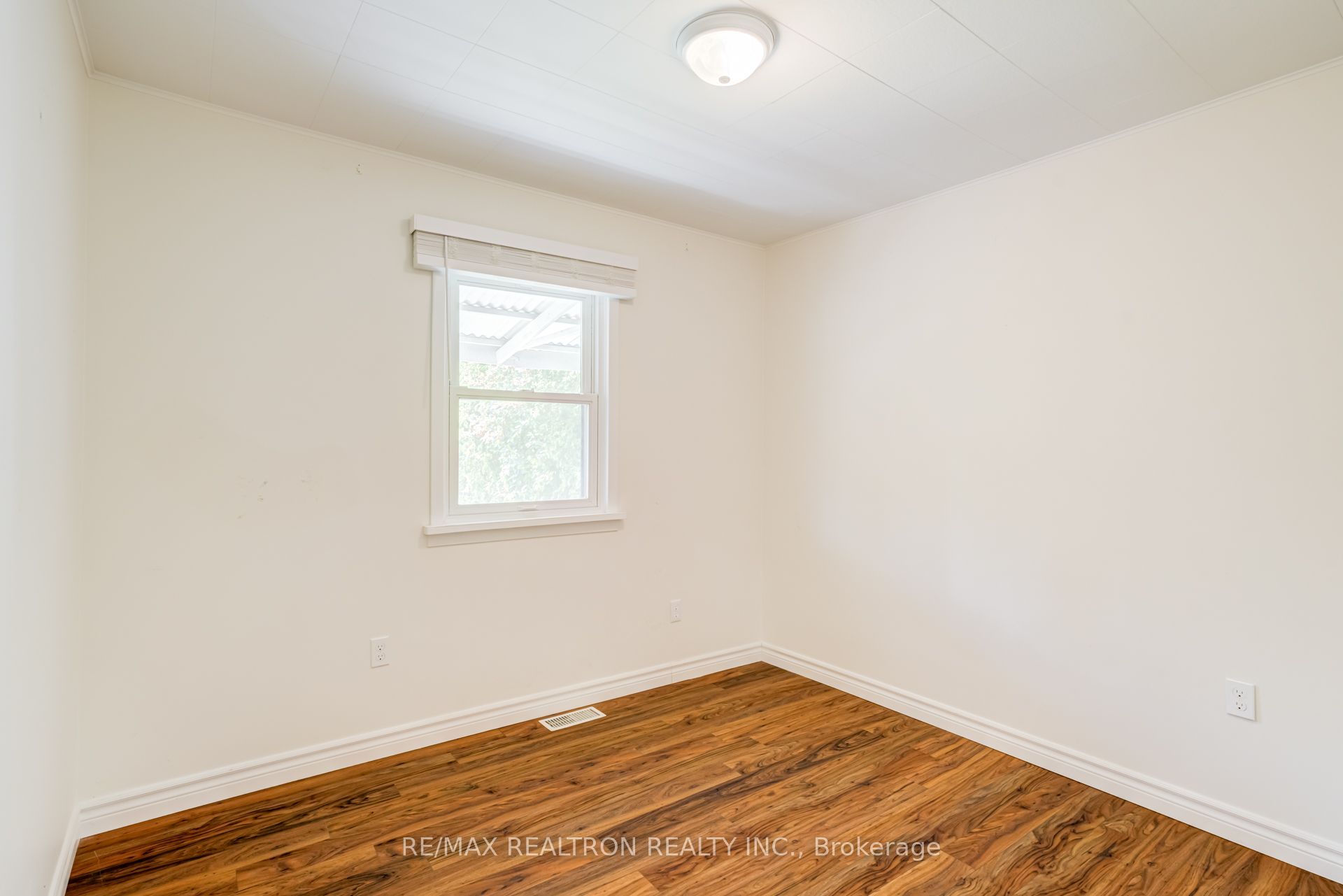 913 Pickering Beach Road Property Photo 18
