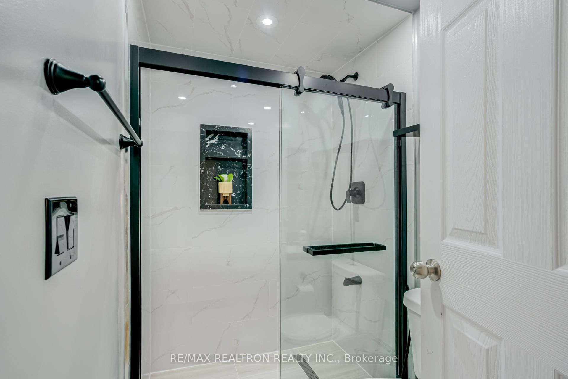 913 Pickering Beach Road Property Photo 25