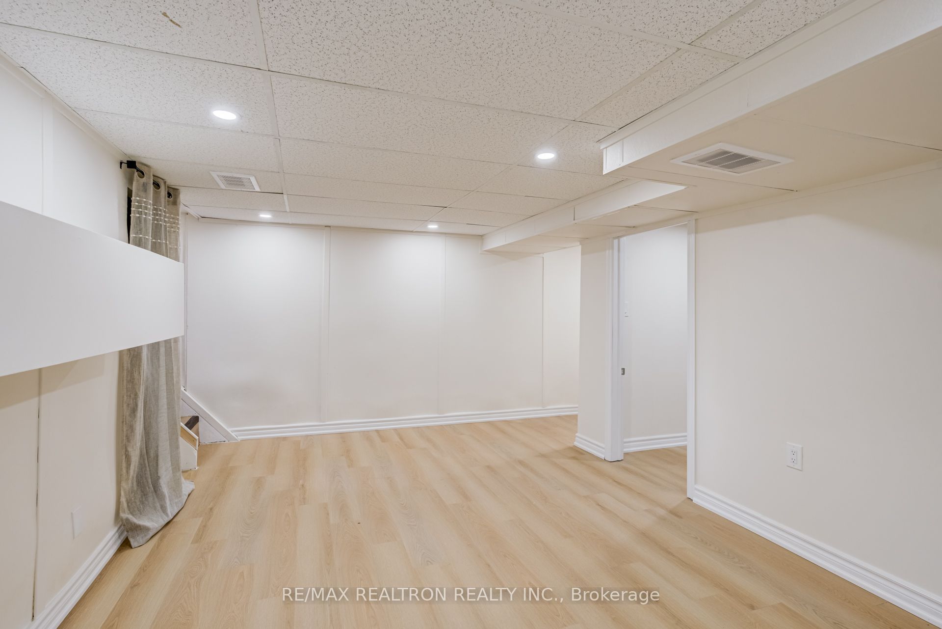 913 Pickering Beach Road Property Photo 37