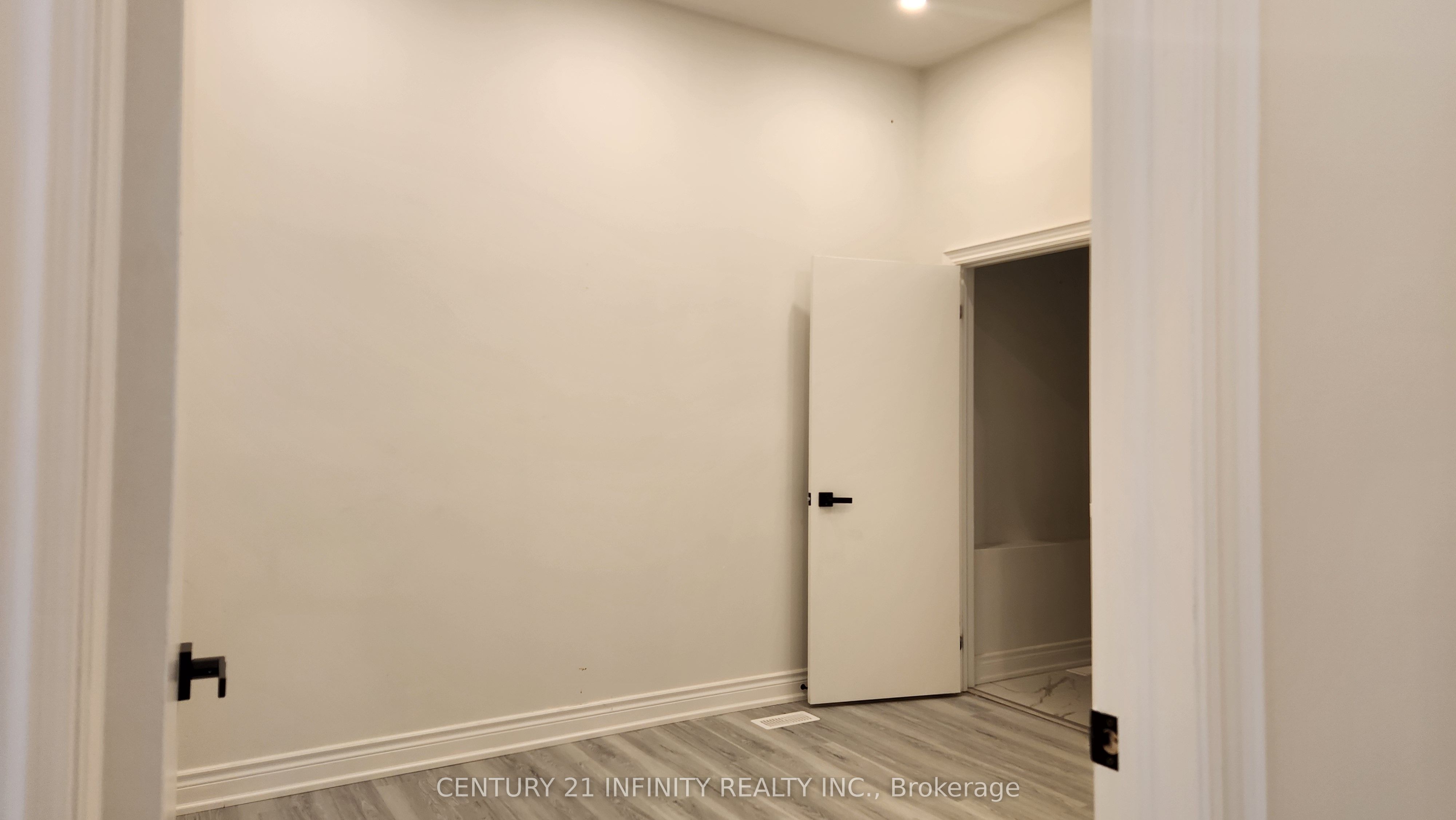 136 Simcoe Street S Property Photo 4