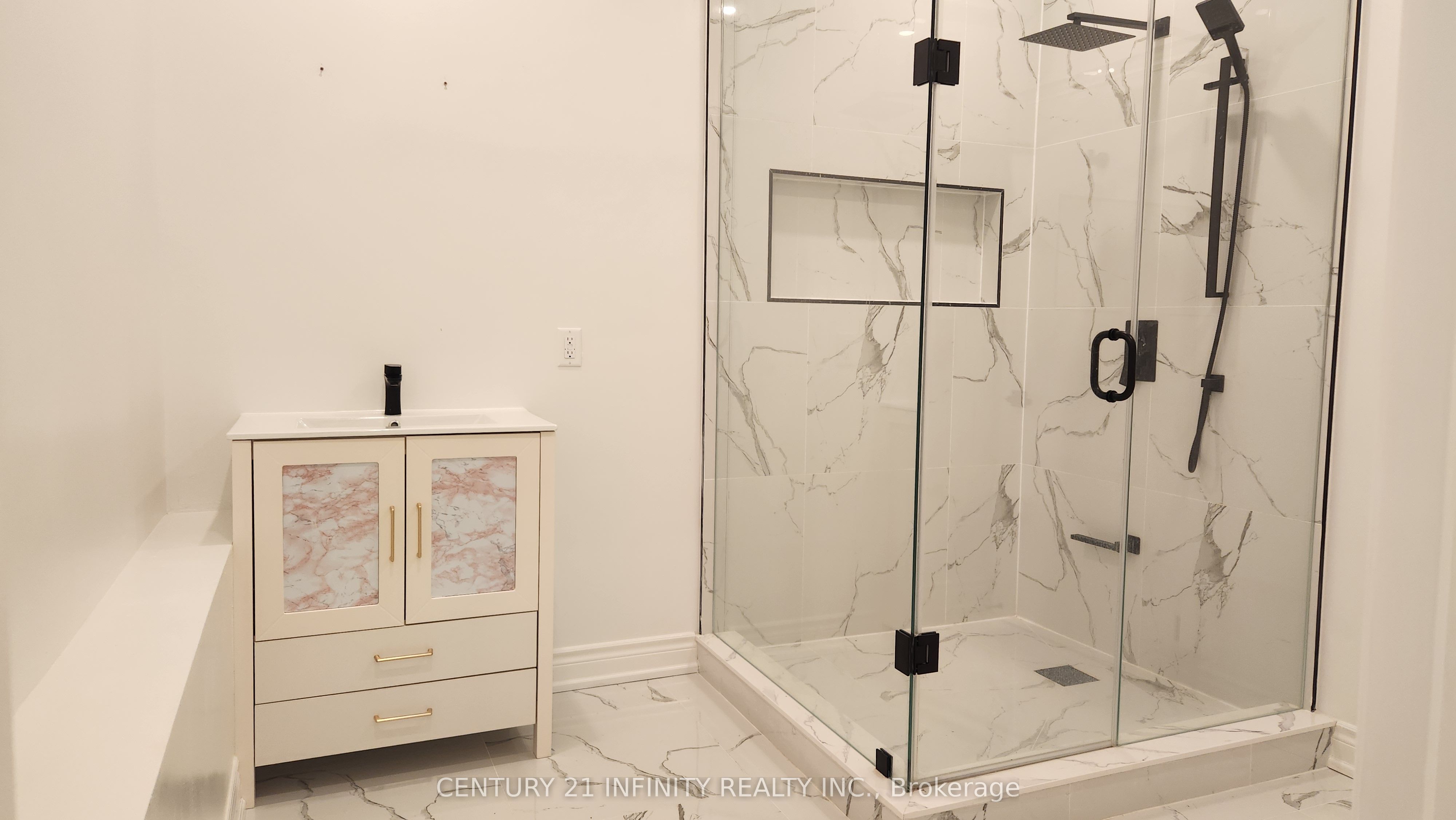 136 Simcoe Street S Property Photo 6
