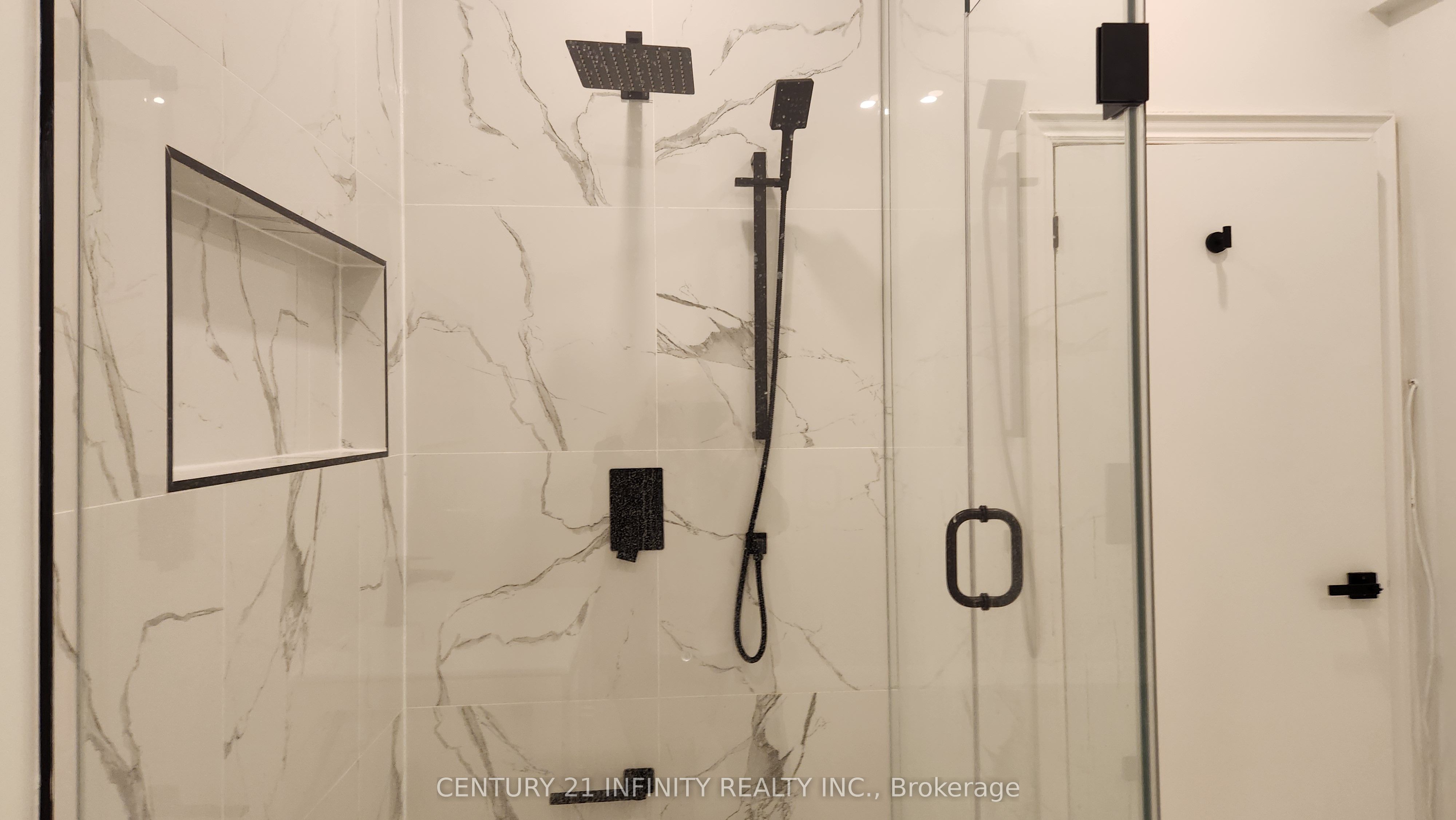 136 Simcoe Street S Property Photo 7