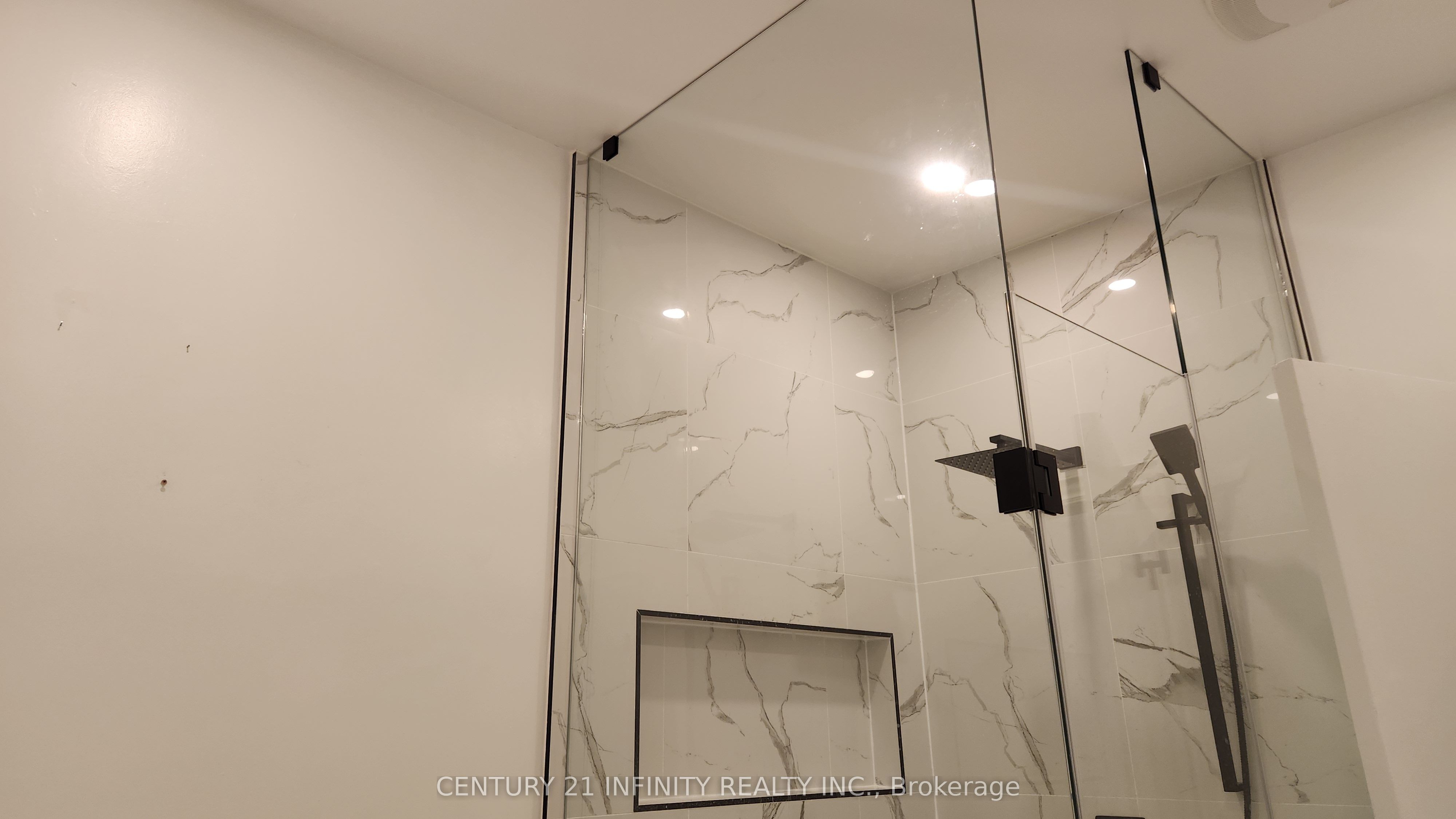 136 Simcoe Street S Property Photo 8