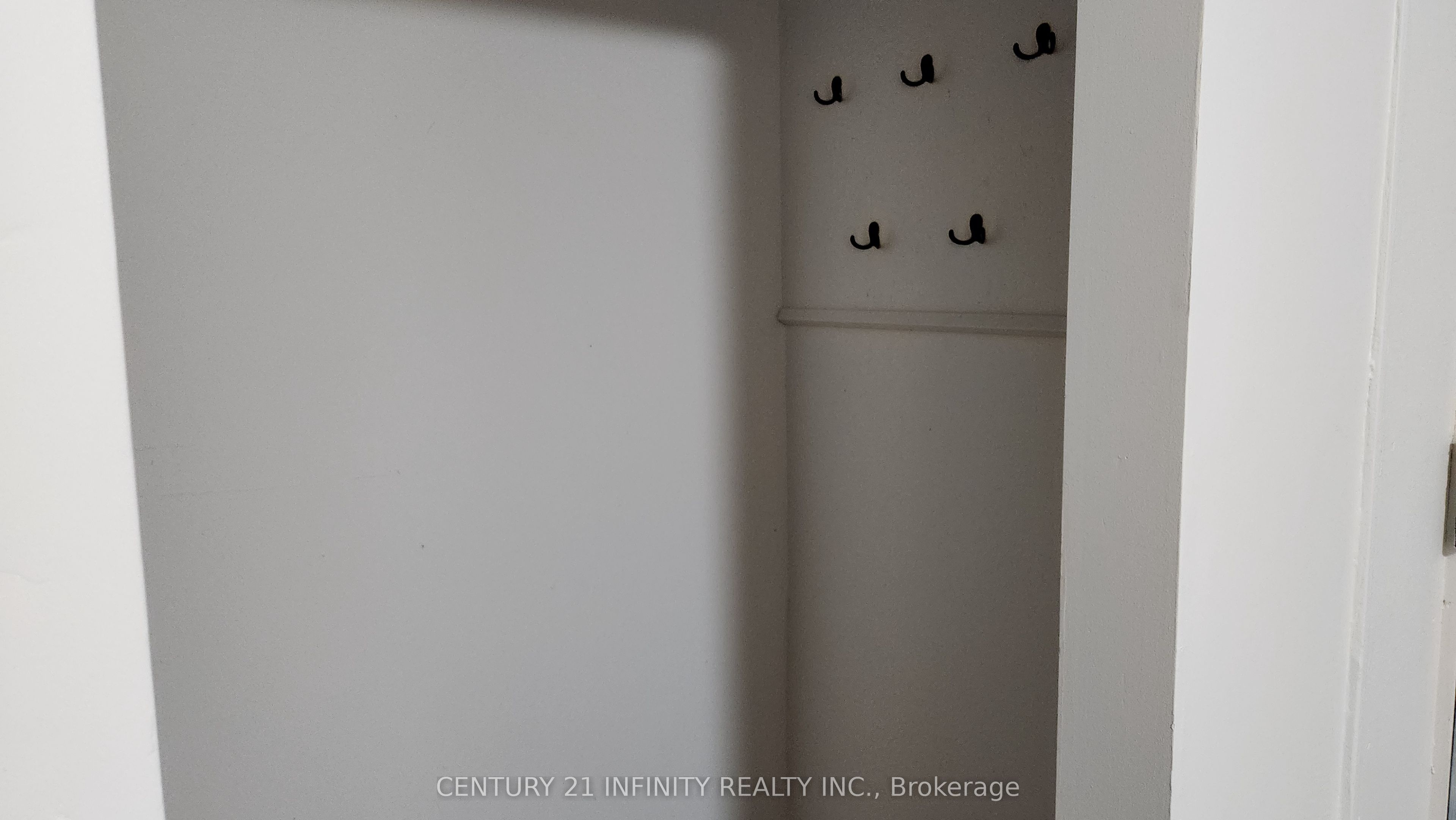 142 Simcoe Street S Property Photo 4