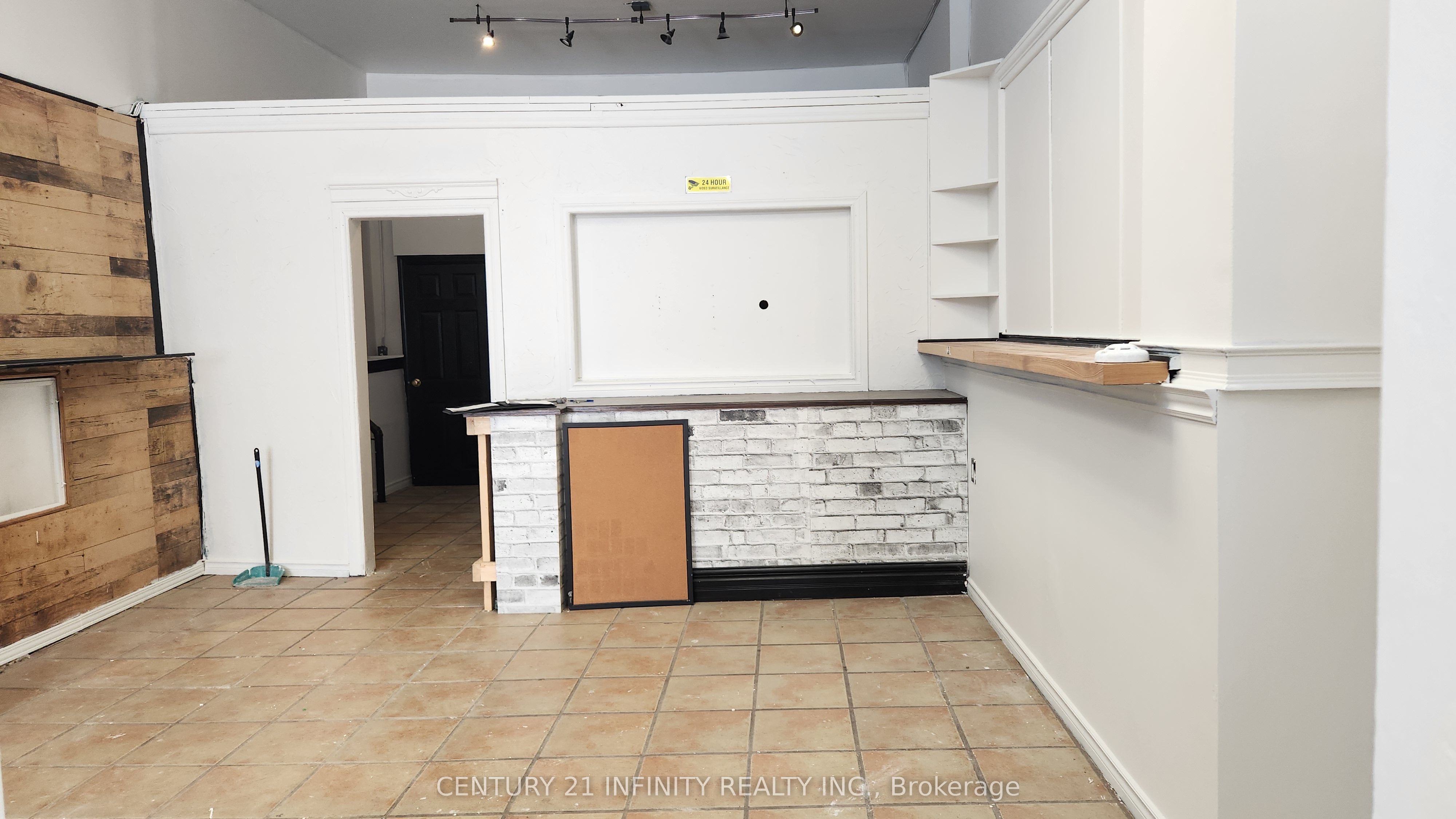 142 Simcoe Street S Property Photo 6