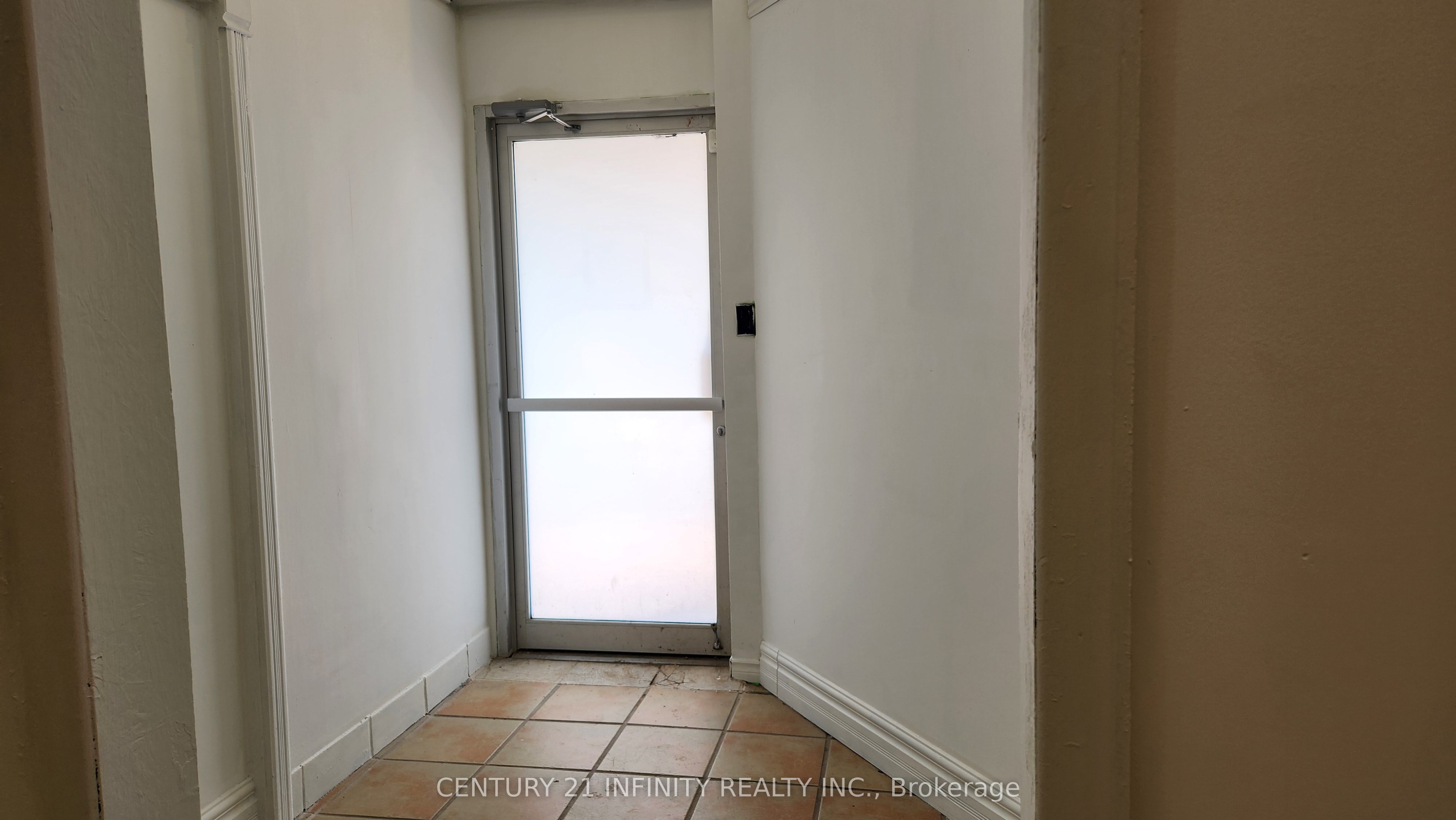 142 Simcoe Street S Property Photo 7